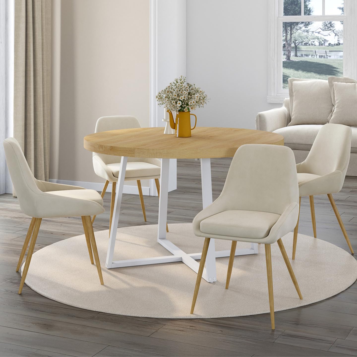 IDMarket THALYA - Juego de 4 sillas de comedor de terciopelo beige y patas efecto madera con reposabrazos
