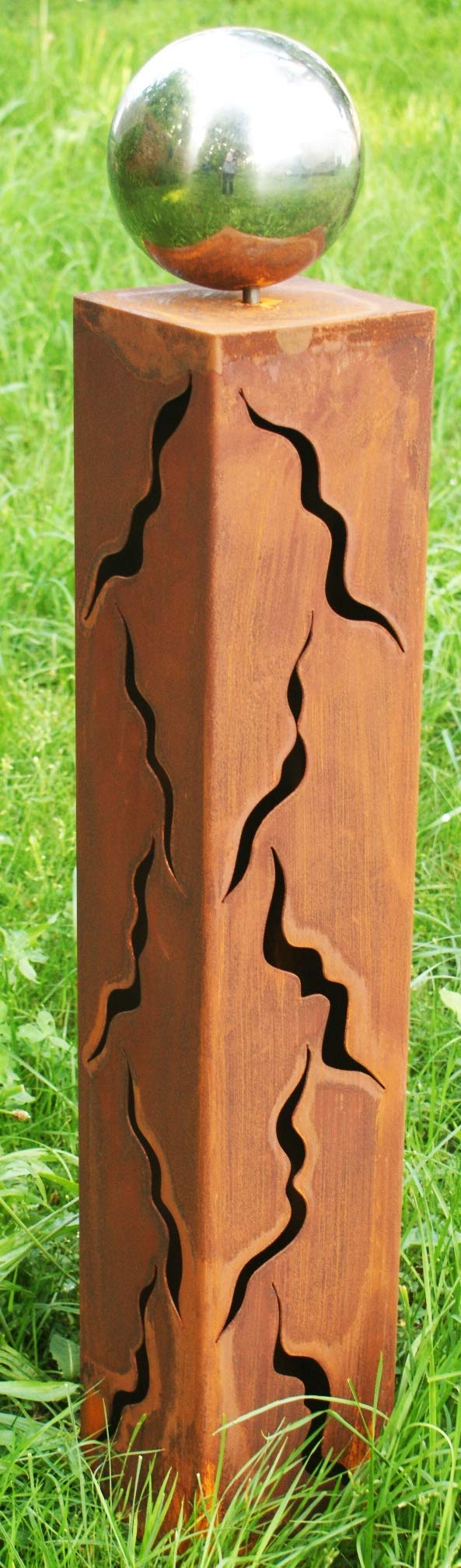 Gartendeko Rost Säule „Nelly“, Skulptur, 80 cm, mit Edelstahlkugel und Muster. Handgefertigte, dekorative Rostsäule, aus Edelrost, für draußen. Garten Stehle, Säule aus Rost.