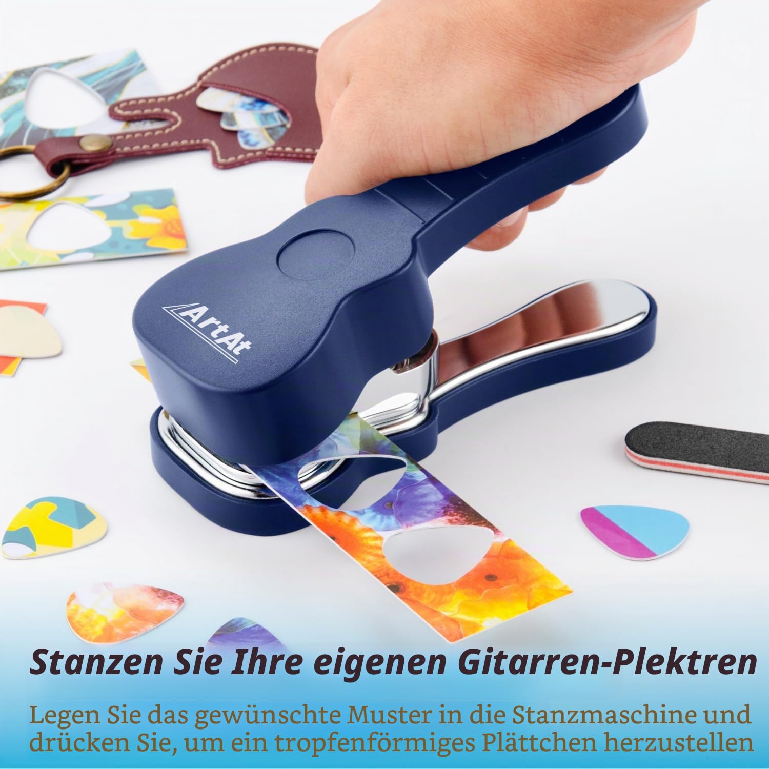 ArtAt Gitarrenplektrum-Stanzset – Stanzgerät für Bassgitarrenplektren mit 15 Plektrumstreifen (Medium) – Einzigartiges Stanzset zur Herstellung von Gitarrenplektren – Einzigartige Geschenke für