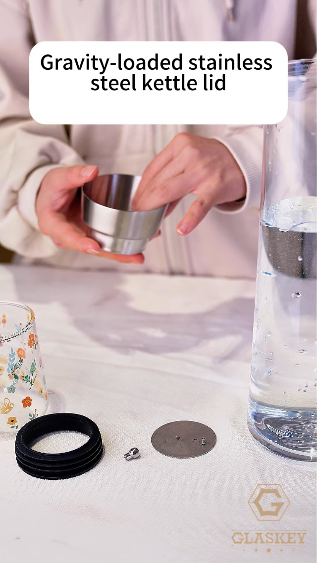 Artcome Pichet à thé glacé en verre de 1,7 l avec couvercle en acier inoxydable, carafe d'eau chaude/froide, carafe à jus de fruits Artcome Pichet à thé glacé en verre de 1,7 l avec couvercle en acier inoxydable, carafe d'eau chaude/froide, carafe à jus de fruits