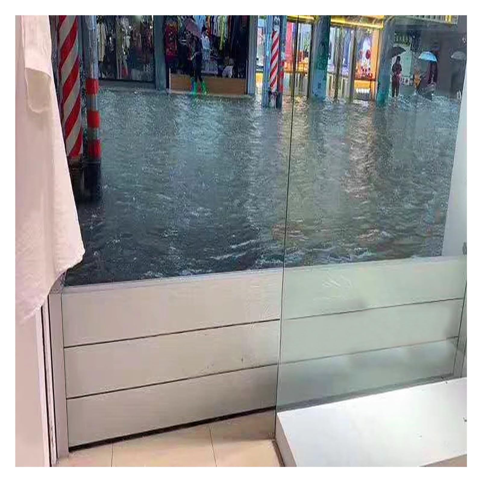 Inondation de maison : stoppez l'eau avec notre barrière de porte en aluminium