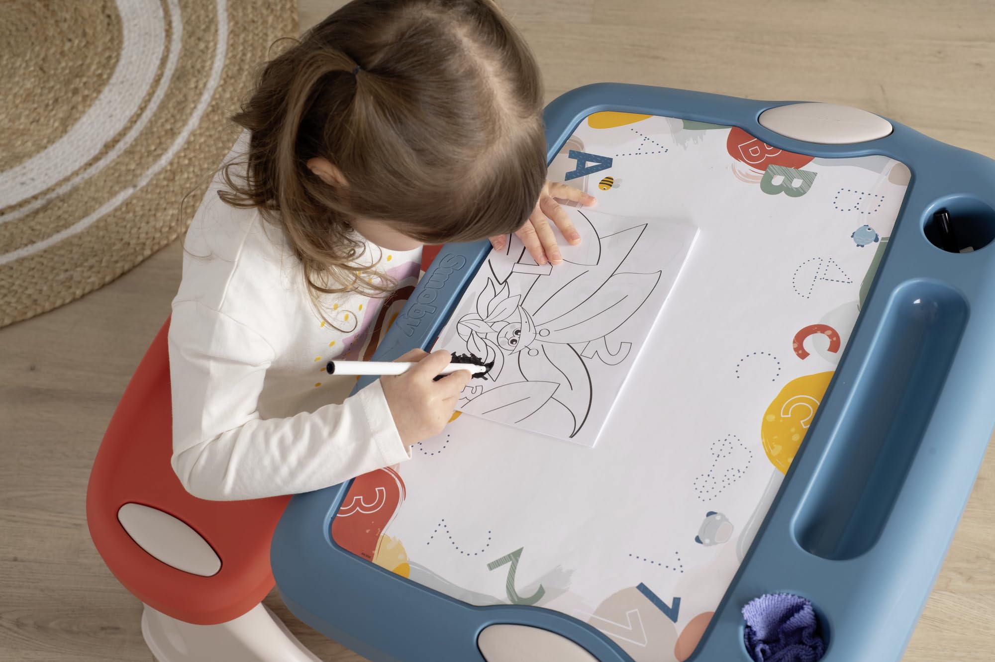 Smoby - Magic Desk - Scrivania per Bambini - Pennarello cancellabile - 3 spazi portaoggetti + cassetto Scorrevole - 12 Accessori Inclusi - dai 2 Anni - Prodotto in Francia