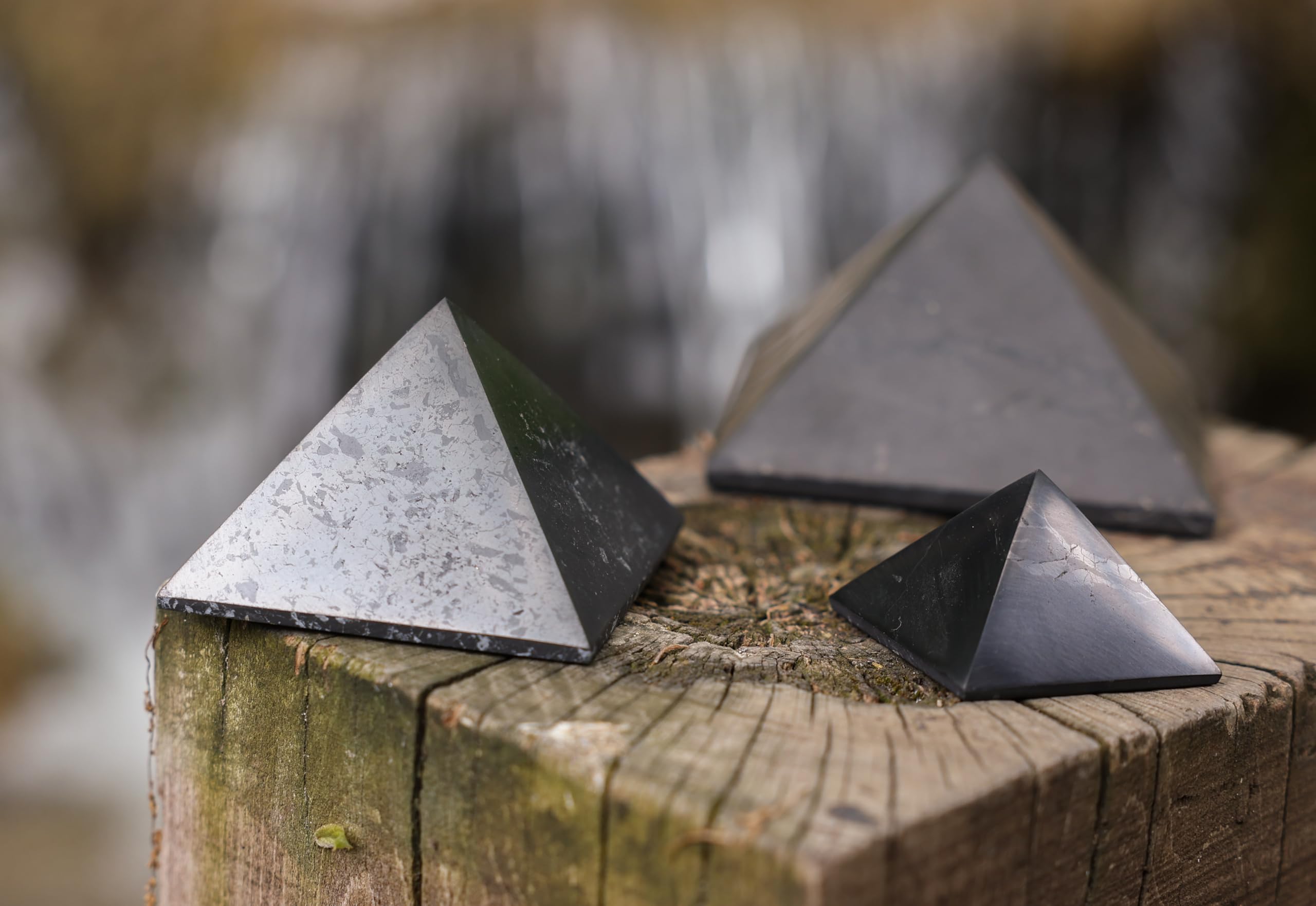 Heka Naturals Pirámide de Cristal Negro Pulido de Shungit Set de 3 | 8 cm - Decoración para el Hogar Piedras Naturales para la Protección de CEM, Piedras Chakras de Meditación Cristales Sanadores
