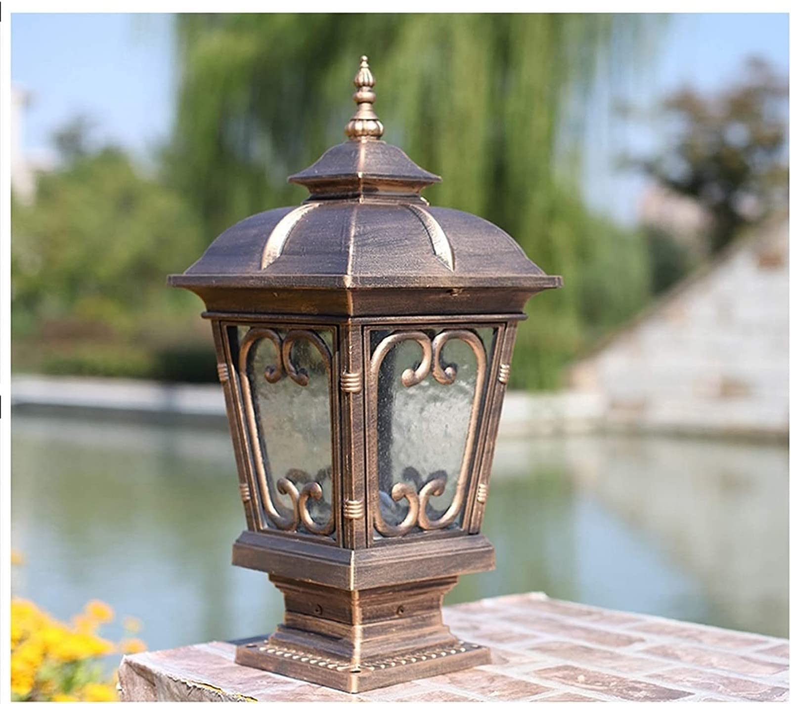 Lanterne de pilier étanche pour illuminer vos soirées d'été et sécuriser les allées du jardin