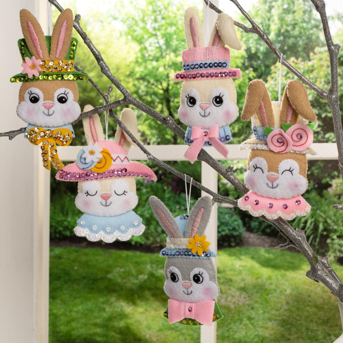 Bucilla Bonnet Parade zestaw 6 filcowych aplikacji, zestaw do robienia ozdób, idealny na Wielkanoc DIY Needlepoint Arts and Crafts, 89578E