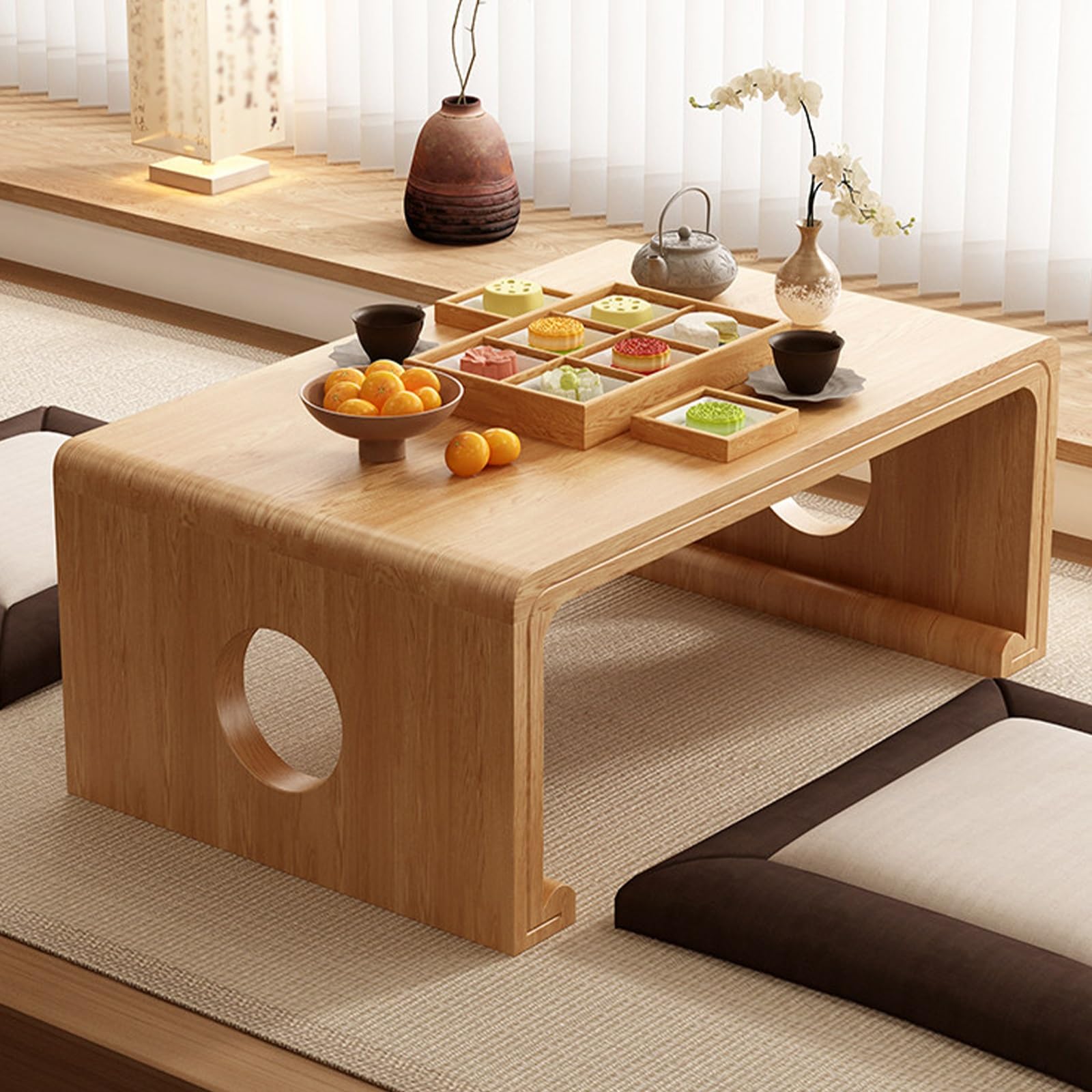 Table basse japonaise près d'une fenêtre pour créer un coin thé zen dans votre salon