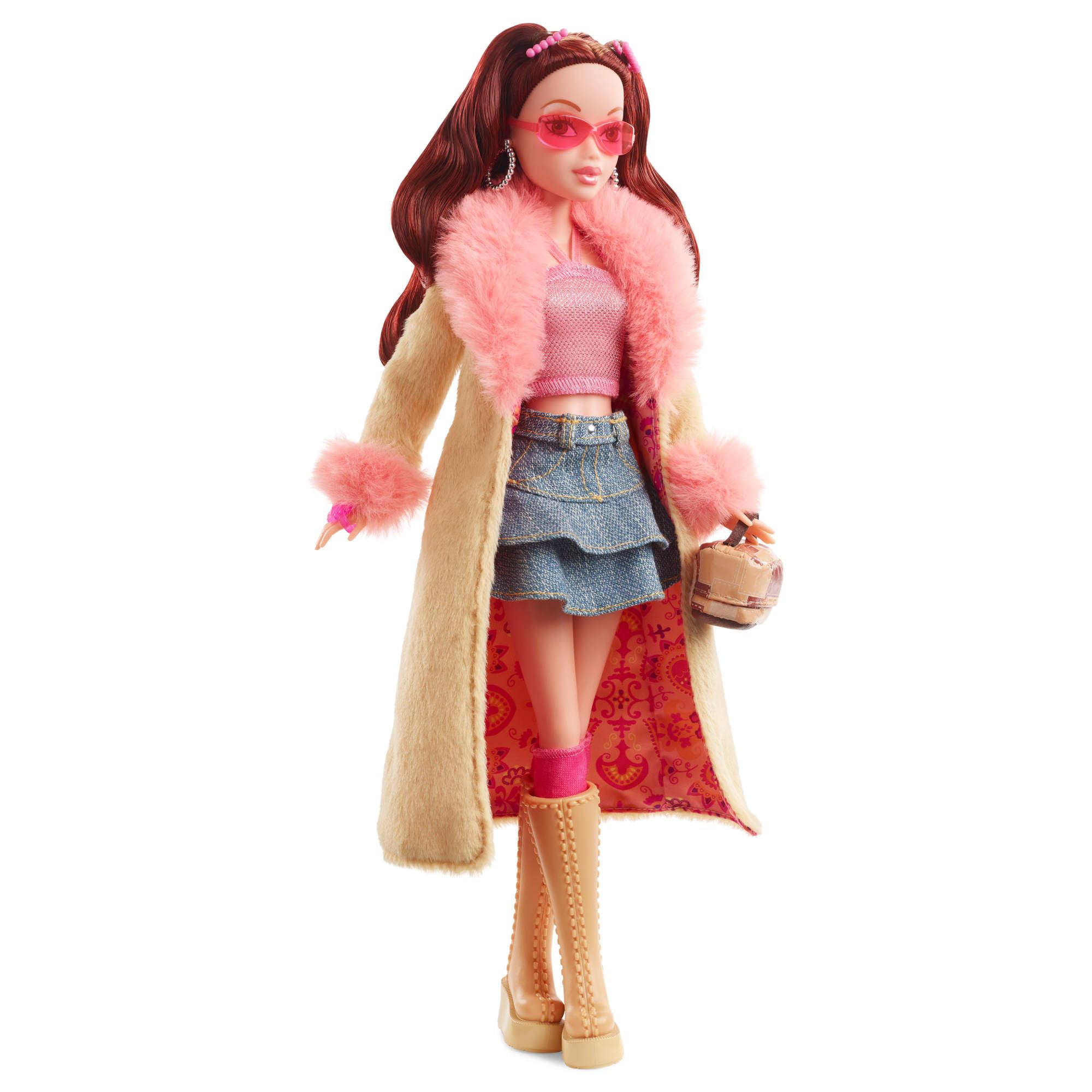 Barbie Signature My Scene Pop en Accessoires, Madison in op Y2K geïnspireerde outfit met vlindertopje, cargojeans, denim tas en poppenstandaard, HYC18