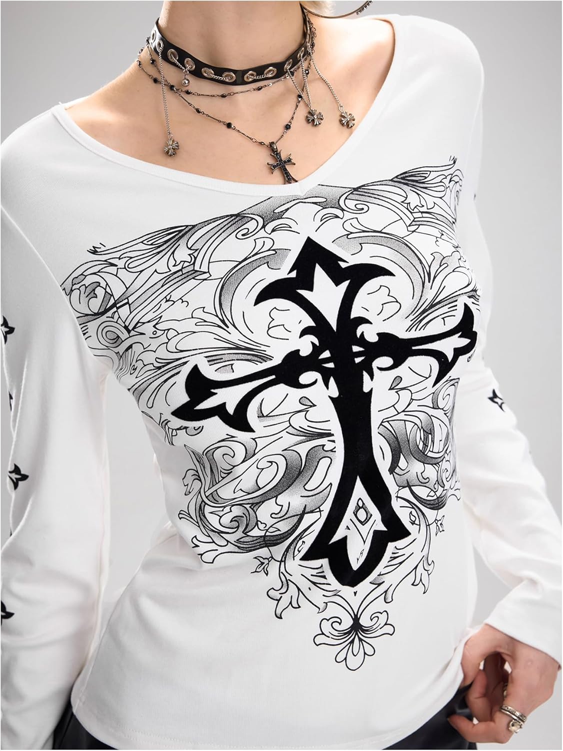WDIRARA Women's Gothic Cross Graphic T Shirts V Neck Long Sleeve Tee Top Streetwear - Image 3