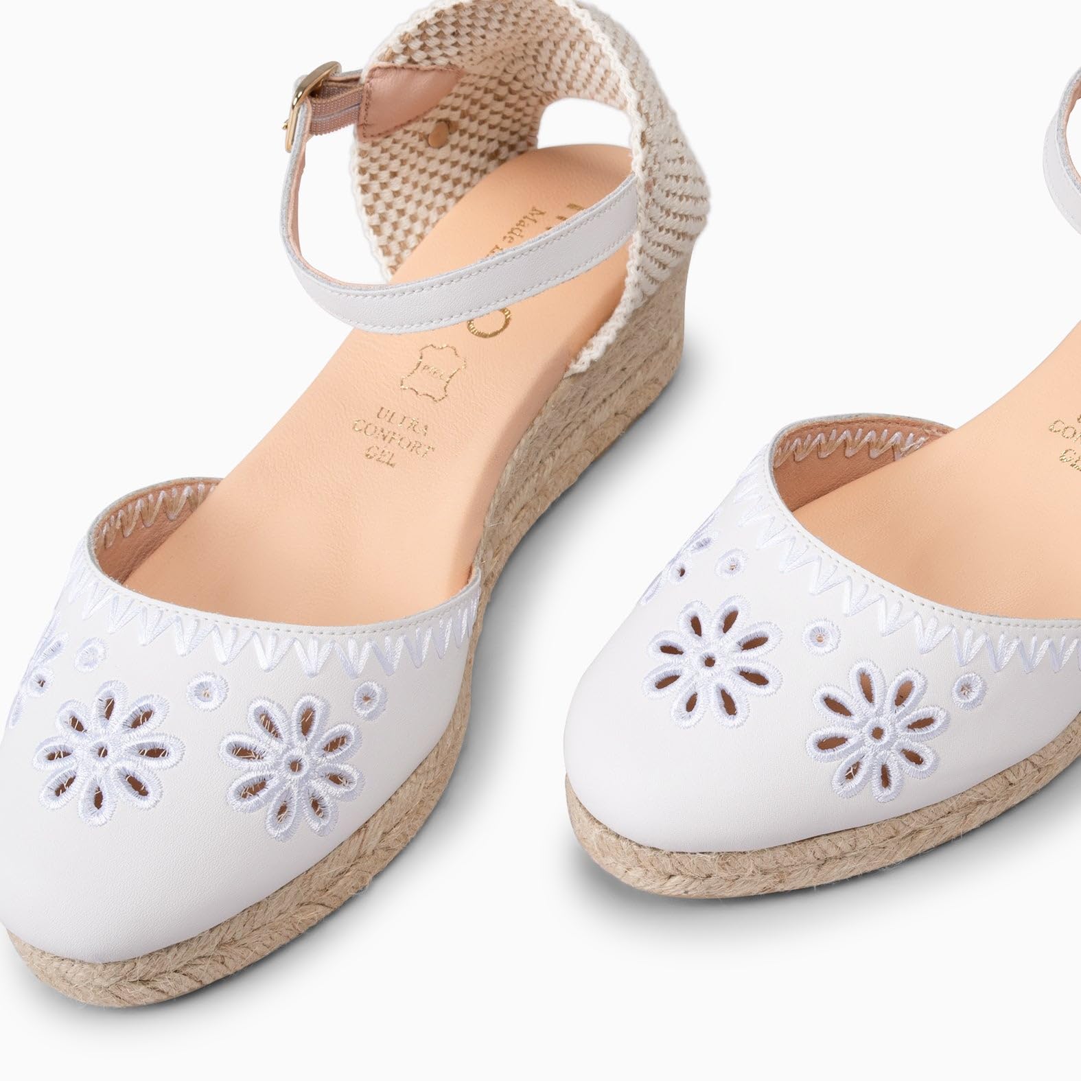miMaO. Sandalia elegante de esparto de piel con grabado y cuña baja. Artesanía Española