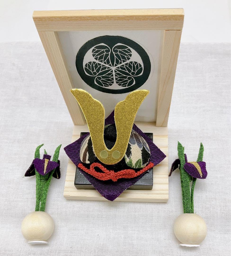 兜飾り　こどもの日　端午の節句　鎧兜　5月5日 Amazon | 子どもの日歳時記 五月 花菖蒲付き兜飾り 鎧兜 甲冑 端午の