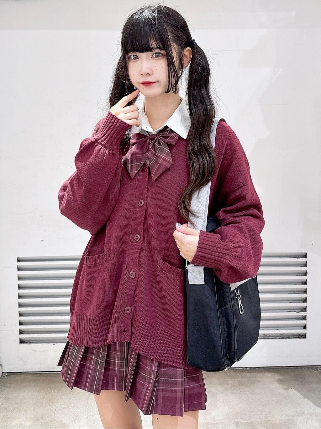 制服に合わせやすいカーディガン