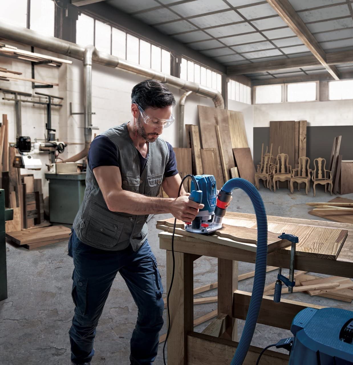 Bosch Professional: Oberfräsmaschine GOF 130 (Parallelführung, Kopierbolzen, Staubabsaugadapter, Zentrierstift, Führungsrolle, 2 Befestigungsklemmen)