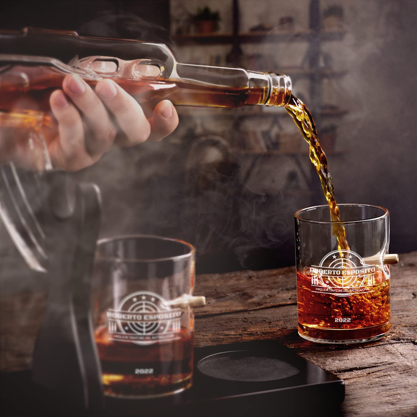 Maverton Caraffa per whisky in vetro a forma di fucile - incisione personalizzata - Decanter in vetro da 800 ml + 4 bicchieri da 300 ml - Set bicchieri whisky - idea regalo per Lui - tiratore