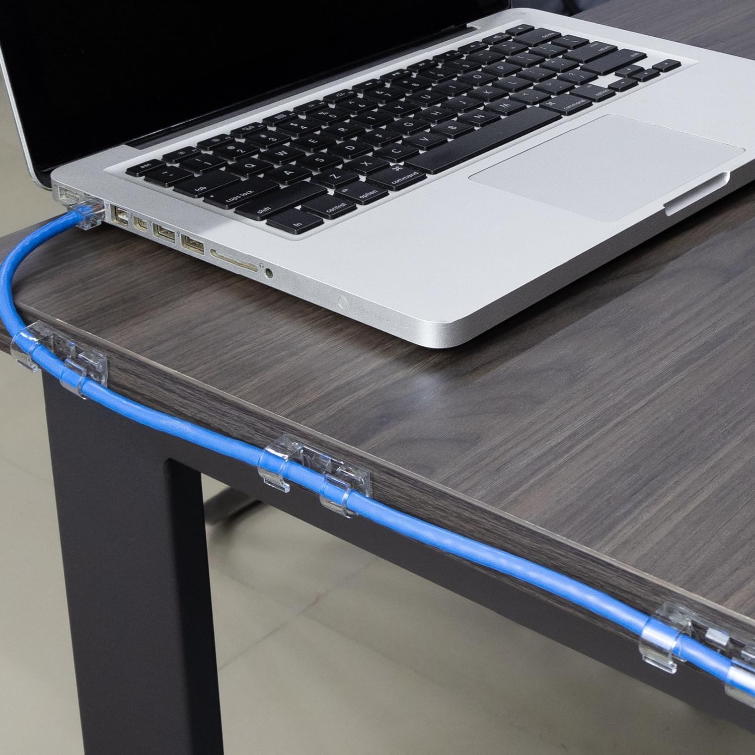 Kyrotech Juego de 100 clips adhesivos para cables, organizador de cables, soporte de cables para escritorio y pared, estabilizador de cables, adecuado para gestión de cables de oficina en casa, USB