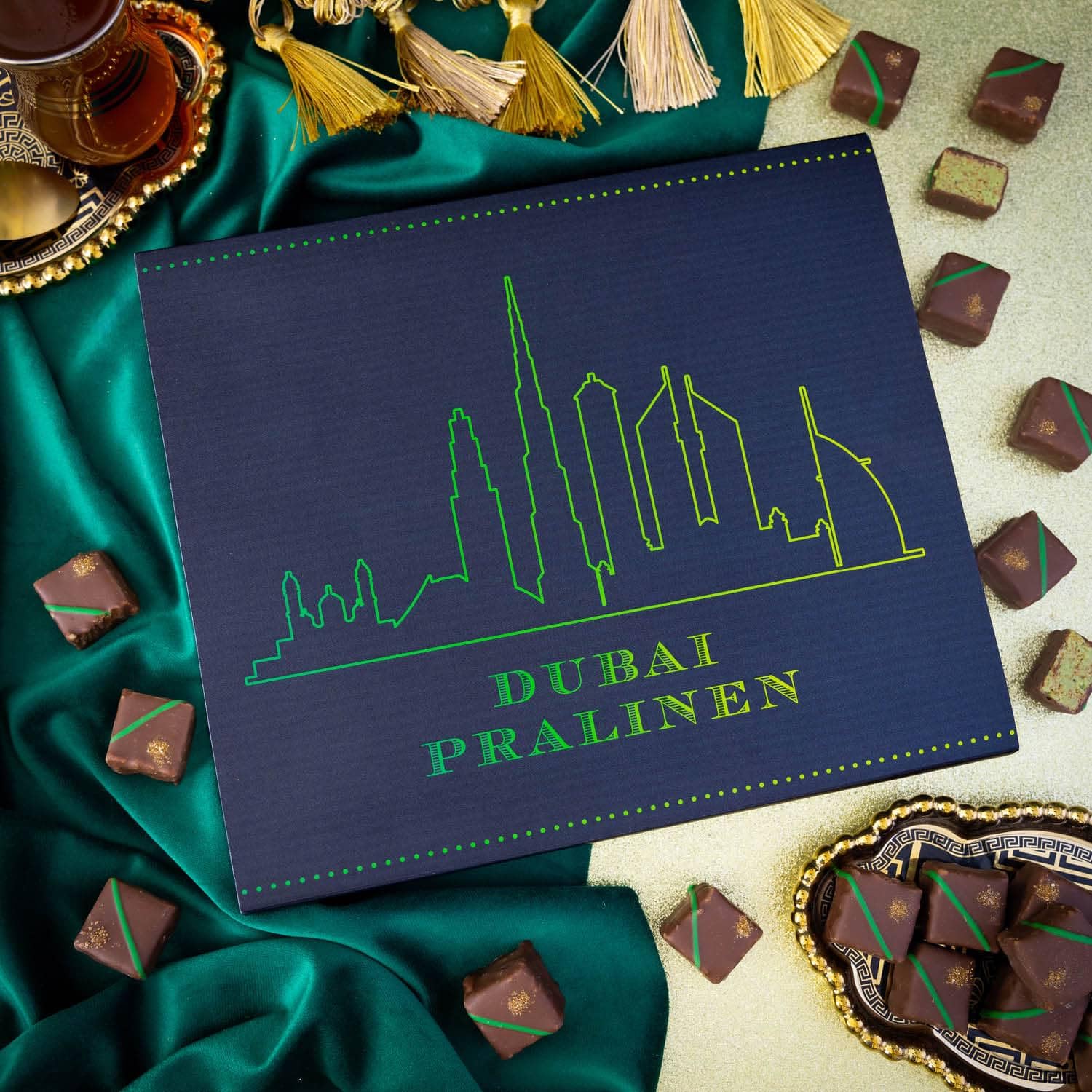 Hallingers Genuss Manufaktur Dubai-Style Pralinen Geschenk - ohne Alkohol, handmade aus Confiserie-Edelkakao in wertiger XXL-Geschenkbox "Dubai Pralinen", Geschenkidee für Frauen Männer