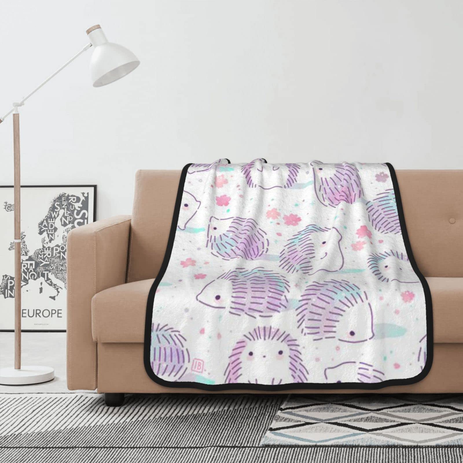 Couverture en flanelle hérisson rose pour réchauffer vos soirées canapé