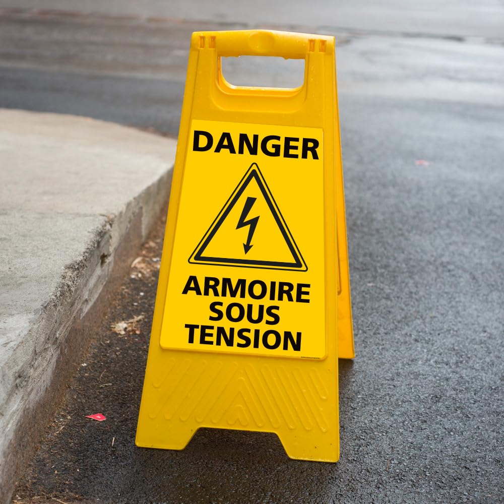 Signalétique.biz France - CHEVALET DANGER ARMOIRE SOUS TENSION. CHEVALET JAUNE PLIABLE. CHEVALET SIGNALISATION PLIABLE. PANNEAU SIGNALISATION SUR PIEDS. À L’UNITÉ OU LOT 2-60 CM X 30 CM.