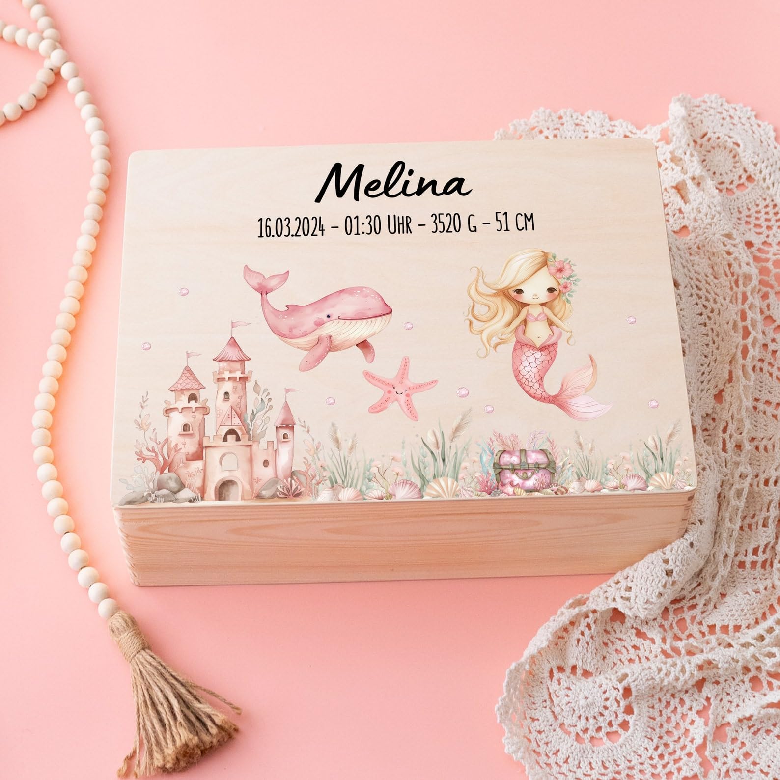 Bärenfreunde - Personalisierte Erinnerungsbox Baby mit Spezial-Druck - Individuelle Baby Erinnerungsbox - Erinnerungskiste aus Holz - Geschenk zur Geburt (S | Klappdeckel,Meerjungfrau rosa)