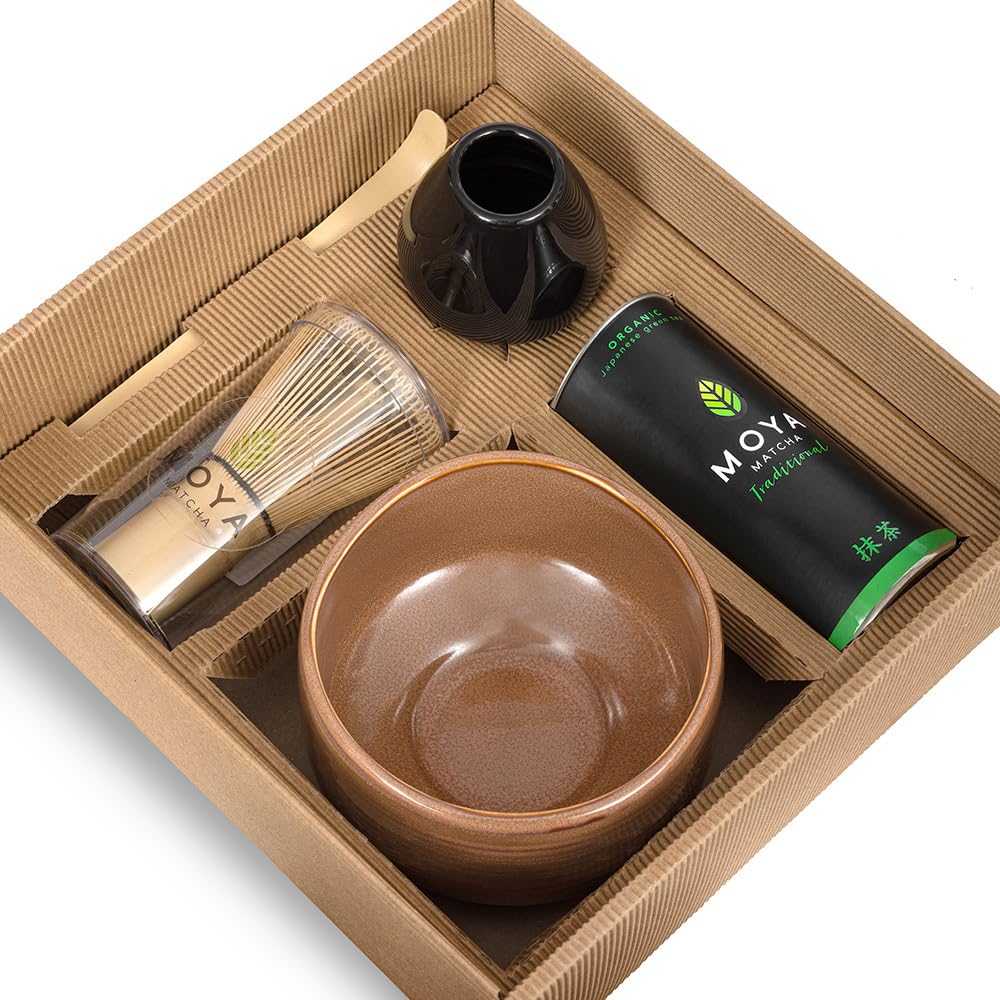 Moya Bio Set de Té Matcha Japonés | 30g Grado Ceremonial (I y II) + Tazón Marrón + Batidor de Bambú + Soporte + Cuchara | Set Tradicional Completo de Matcha | Regalo Elegante