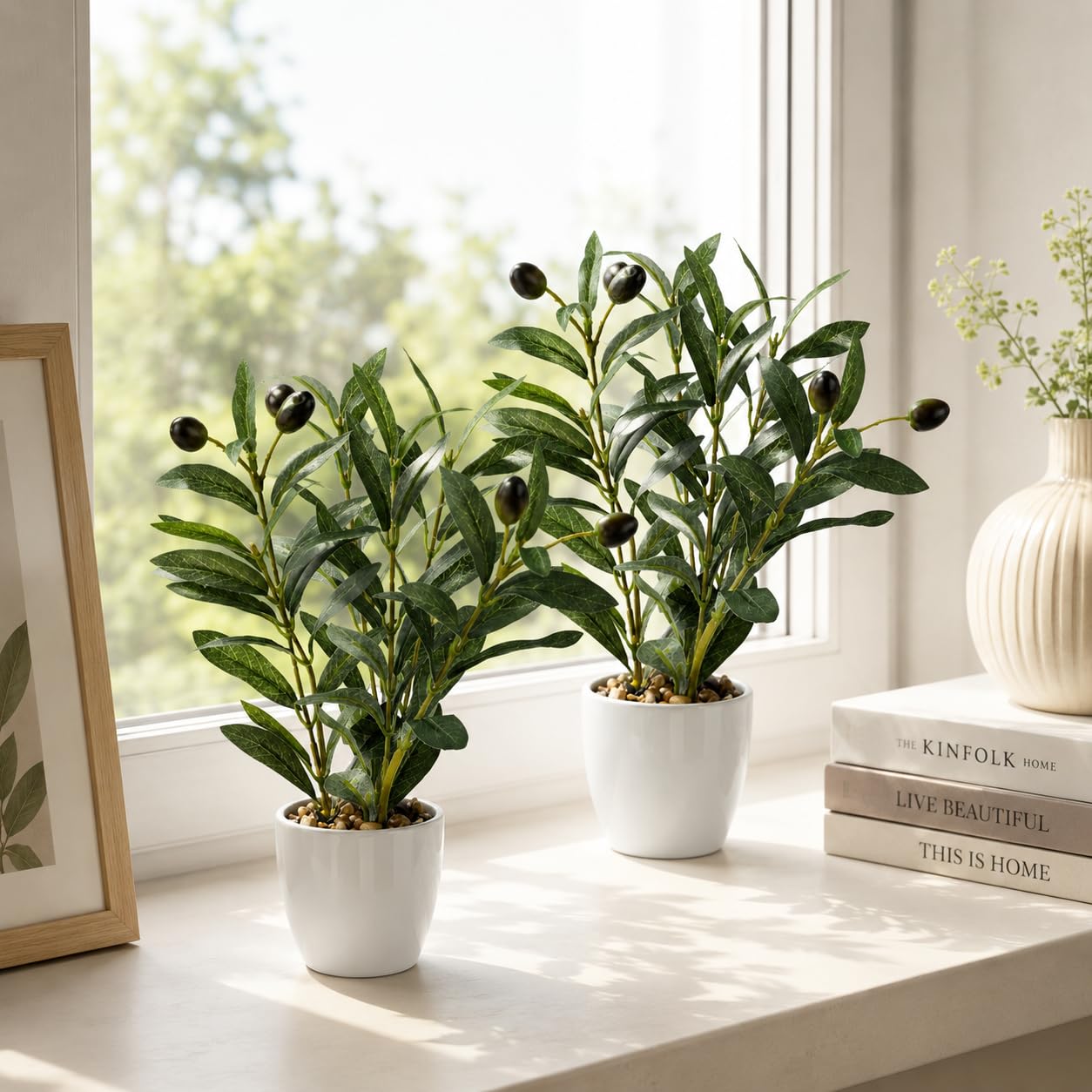 PASCH® 2er Set künstlicher Olivenbaum (26cm) in weißen Keramiktöpfen: Kunstpflanzen wie echt | Künstliche Pflanzen im Topf | Fake Plant: Olive Tree | Olivenbaum künstlich klein