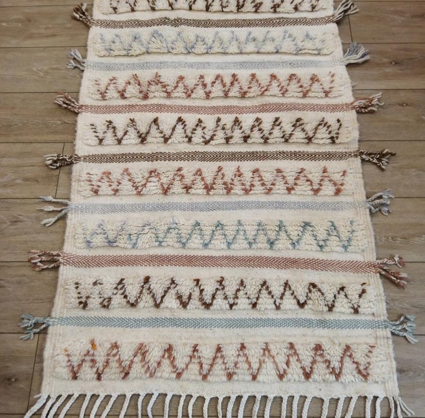 Générique Tifinagh Shop - Tapis Berbère Azilal Multicolore 133 x 82 cm - Authentique Tapis Marocain Fait Main en Laine - Motifs Traditionnels - Pièce Unique