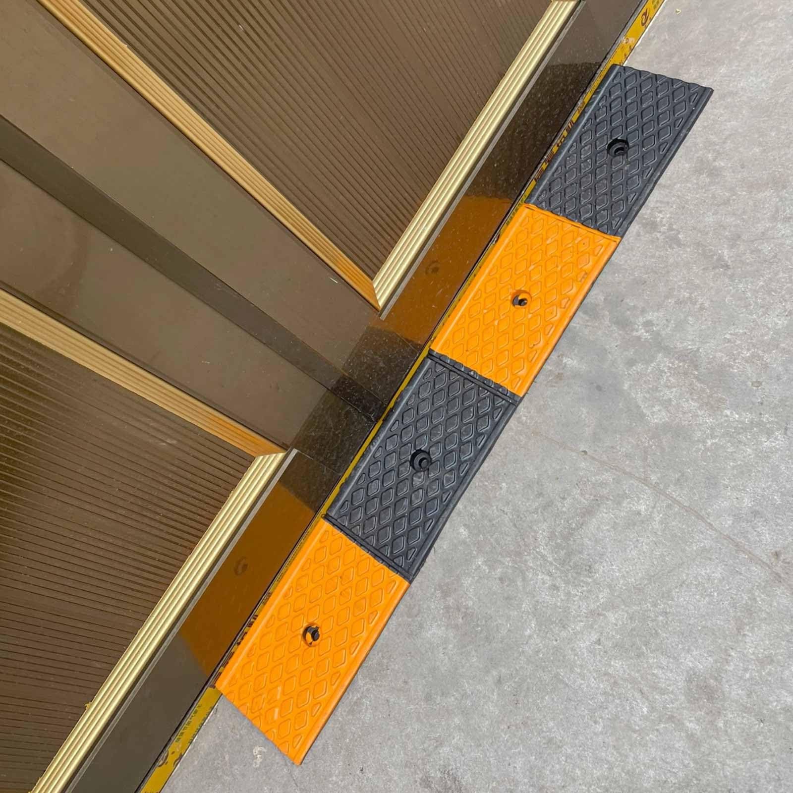 Gumowa rampa krawężnikowa | Czarny Żółty Podwyższenie 3-5 cm dla wózków inwalidzkich i samochodów: Rampa progowa(5cm Rise high)