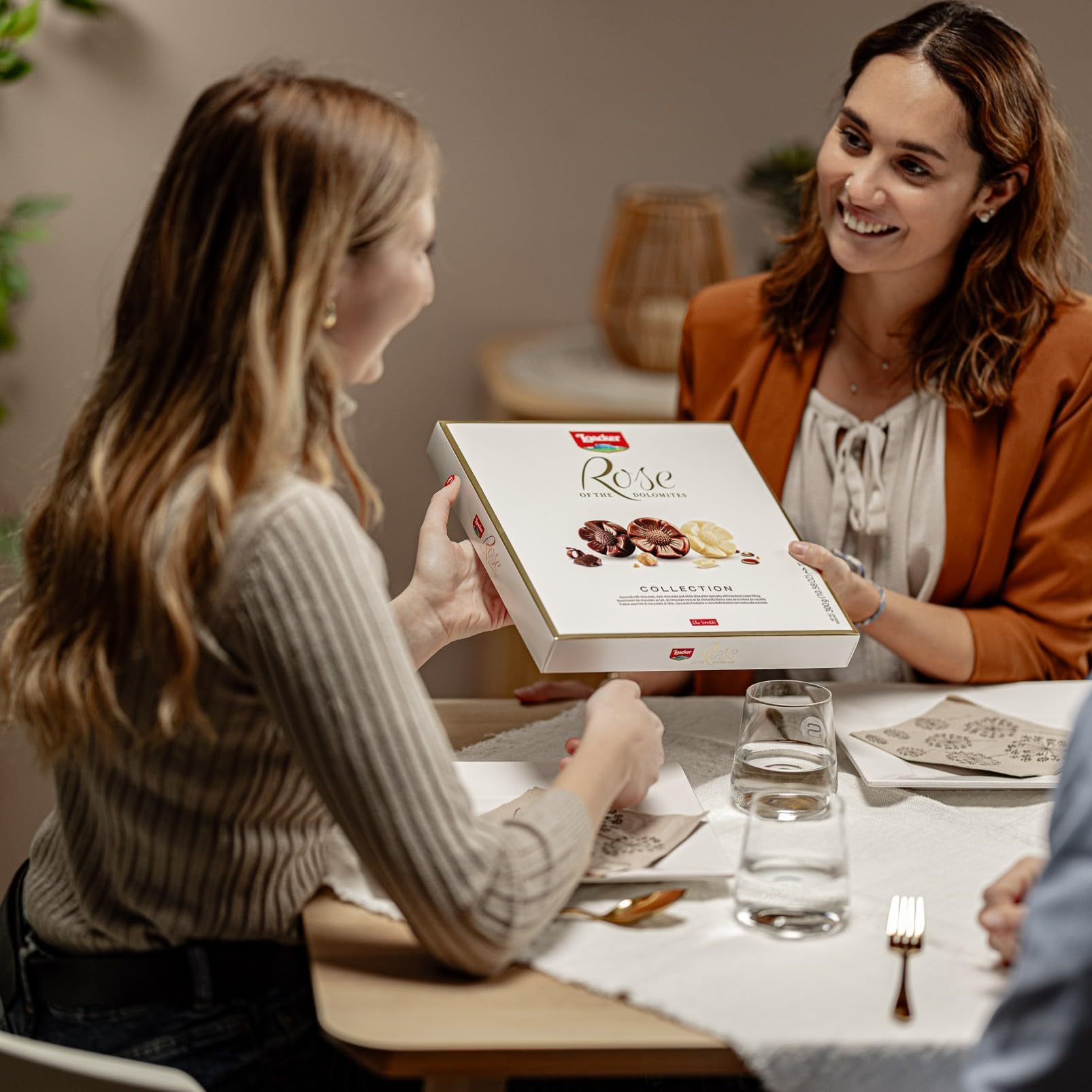 Loacker, Rose of the Dolomites Selection, Mix di Praline al Cioccolato Fondente, Bianco e al Latte, Cialde Wafer, Crema di Nocciole Tostate, Merenda e Snack, Confezione da 24 Cioccolatini Monoporzione