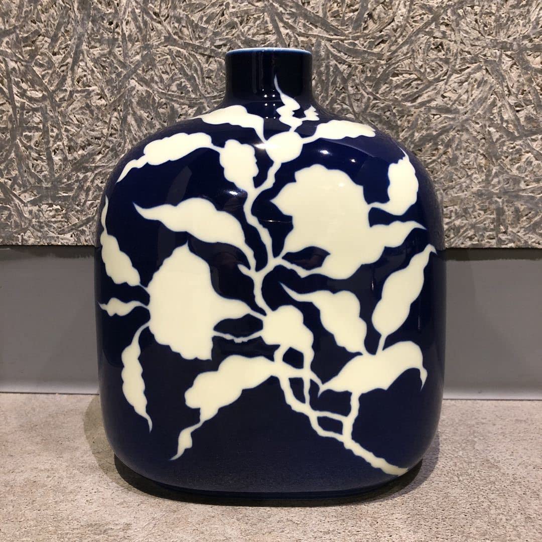 Amazon.co.jp: 深川製磁 草花折枝白抜紋 明染付白抜紋 花瓶 花器 壺  