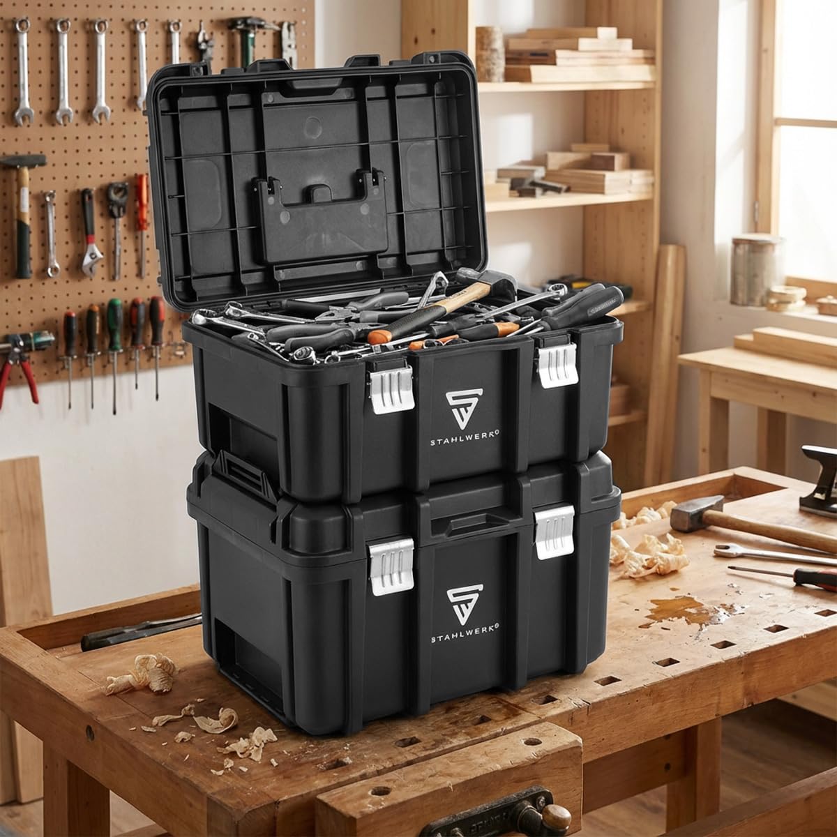 STAHLWERK Werkzeugtrolley mit drei Boxen – fahrbarer Werkzeugkoffer-Trolley mit Rollbrett, Metallverschlüssen und großem Stauraum, flexibles Aufbewahrungssystem für Werkstatt, Garage und Montage