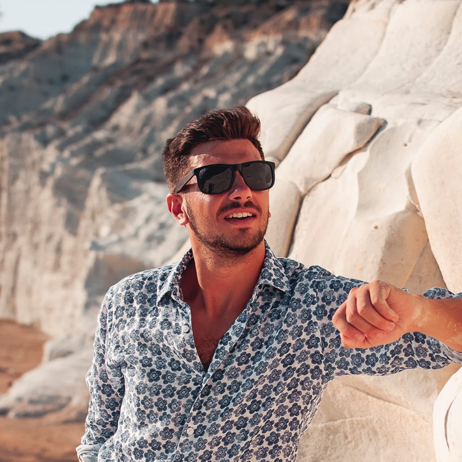 GOWOOD Occhiali da sole piazza in legno uomo e donna | Occhiali premium polarizzati con aste in legno di noce e telaio in acetato nero | Lenti scure UV400 | Occhiali da sole con protezione UV (Nero)
