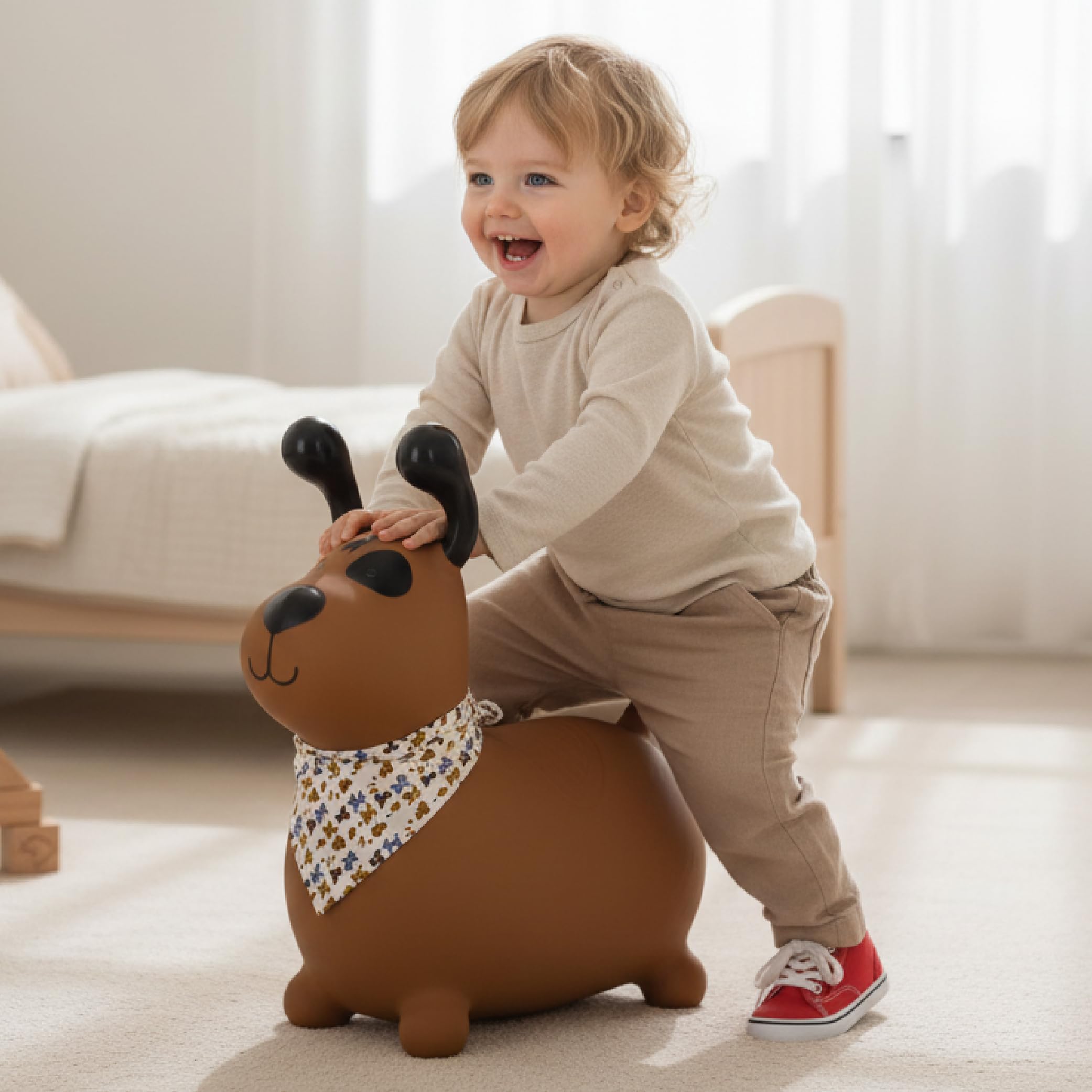 sun baby Saltador Hinchable para Niños hasta 45 Kg sin BPA, de 1 año, Pelotas saltarinas para niños (Perro marrón con Bandana)