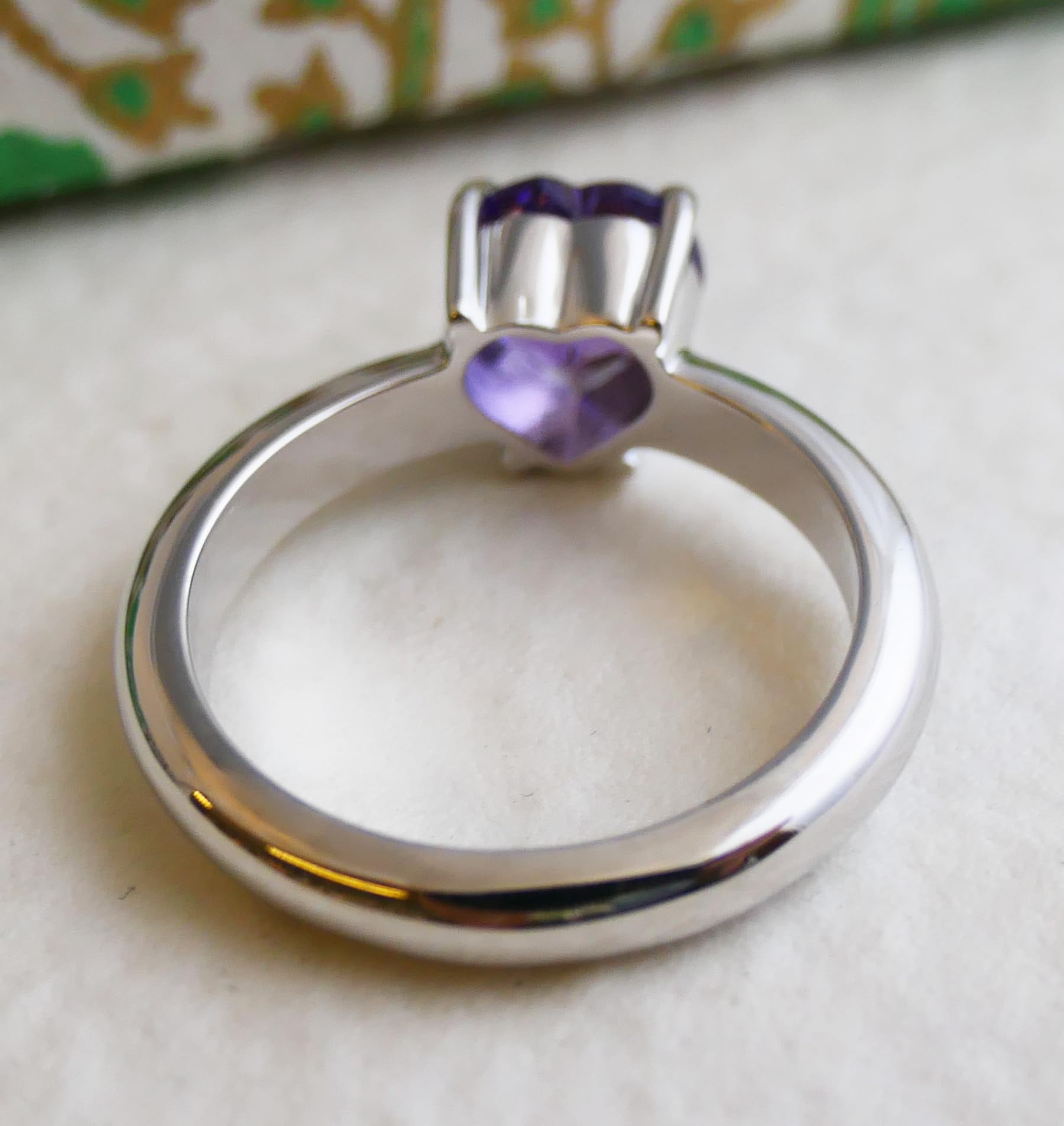 Anillo de plata esterlina con corazón de piedras preciosas de amatista