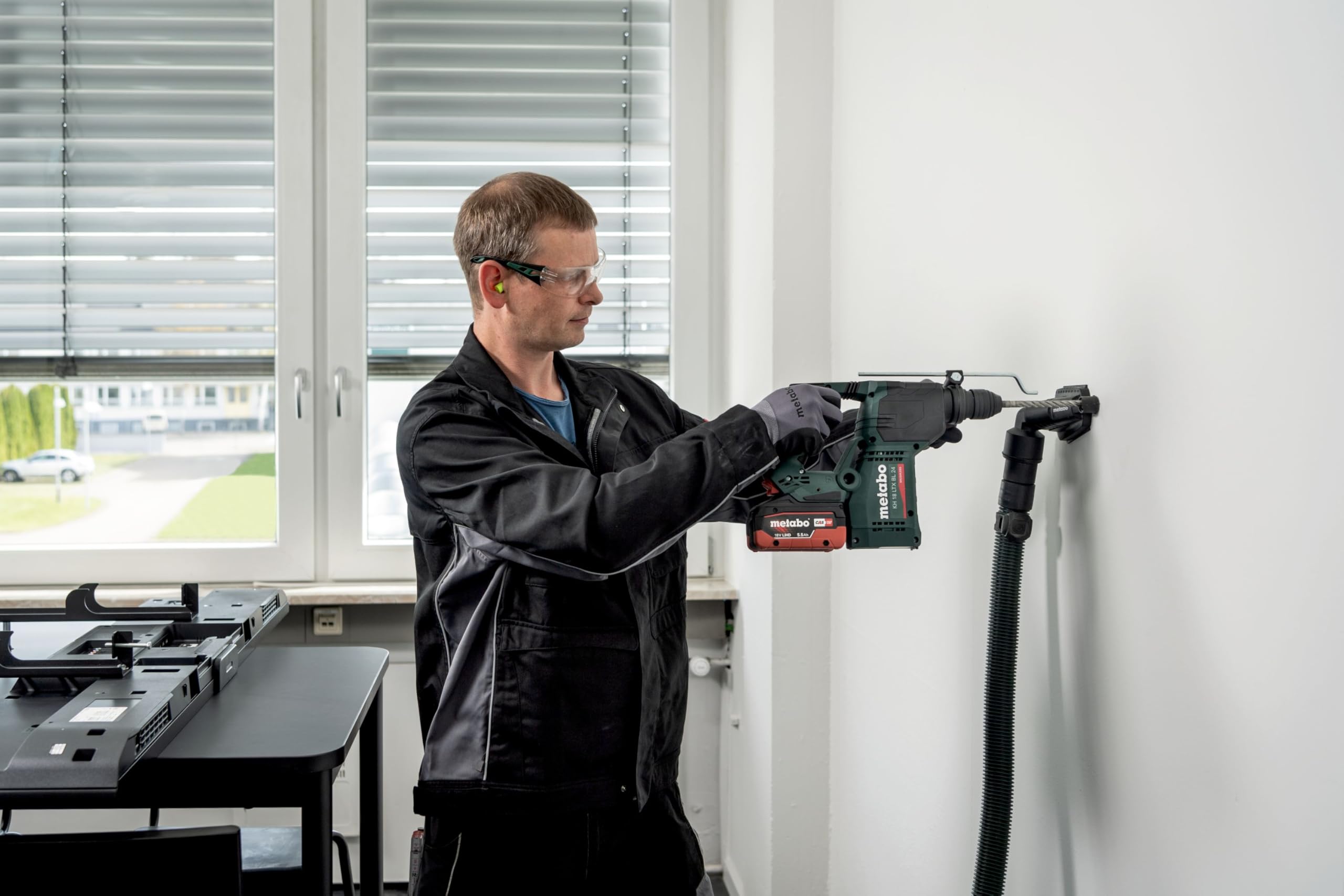 metabo Marteau Combiné KH 18 LTX BL 24, Perforateur sans Fil 18V, SDS-Plus | Inclus : 2 batteries LiHD 4,0 Ah, chargeur ASC 55, metaBOX 165 L, 2,2 J, moteur brushless, 3 fonctions, perçage et burinage