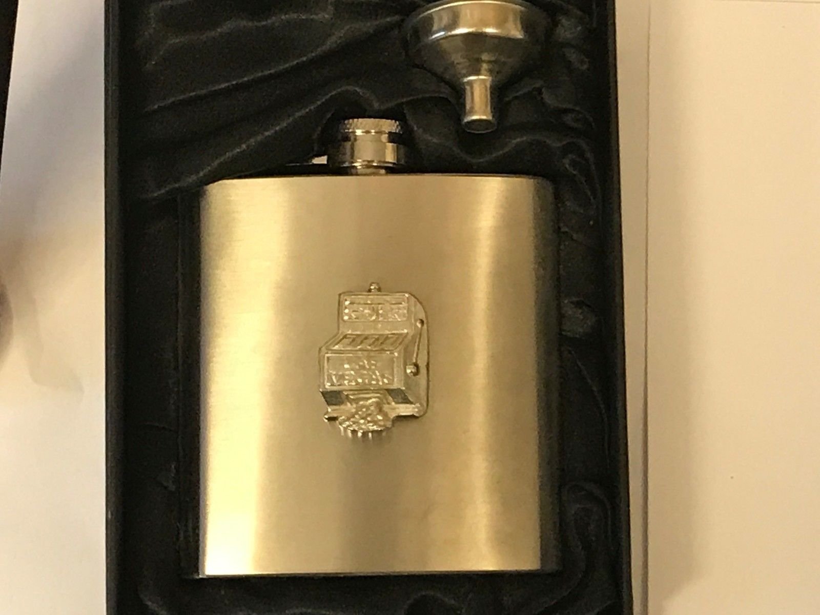 Flasque en acier pour homme avec motif de machine à sous pour soirées poker