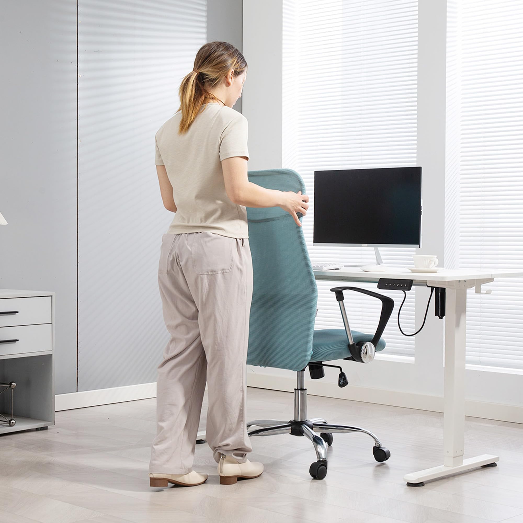 HOMCOM Sedia Ergonomica da Ufficio Girevole e Dondolo con Ruote, Altezza Regolabile e Schienale a Rete, 63x65x109-119 cm, Verde Chiaro
