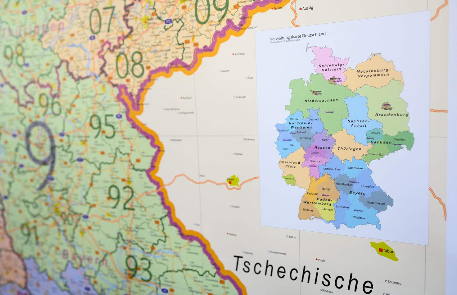 XL Postleitzahlenkarte Deutschland mit Metallleisten und Laminierung (beschreibbar), 100 x 140 cm, mit Bundesländer, reißfest, inkl. Online-PLZ-Karte