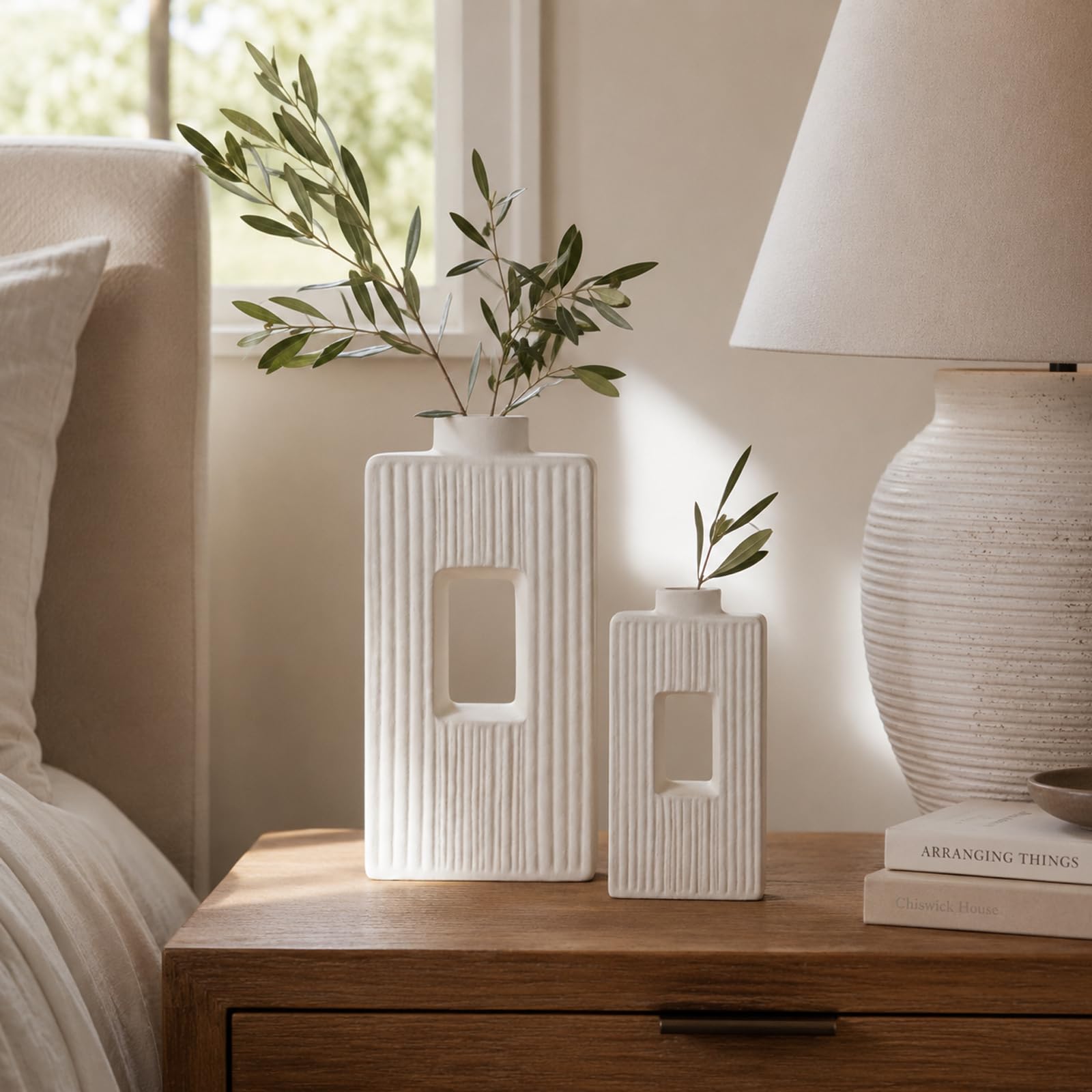 Weiße Keramikvase, 2er-Set, für Heimdekoration, moderne gerippte, hohle Vasen, dekoratives weißes Vasen-Set für Regal, Kaminsims, Couchtisch, Eingang, Wohnzimmerdekor