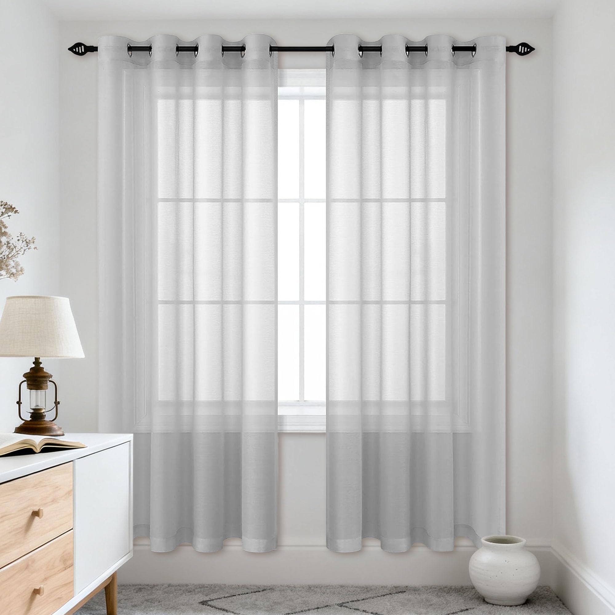 Voilage semi transparent doux crée une ambiance apaisante dans la chambre