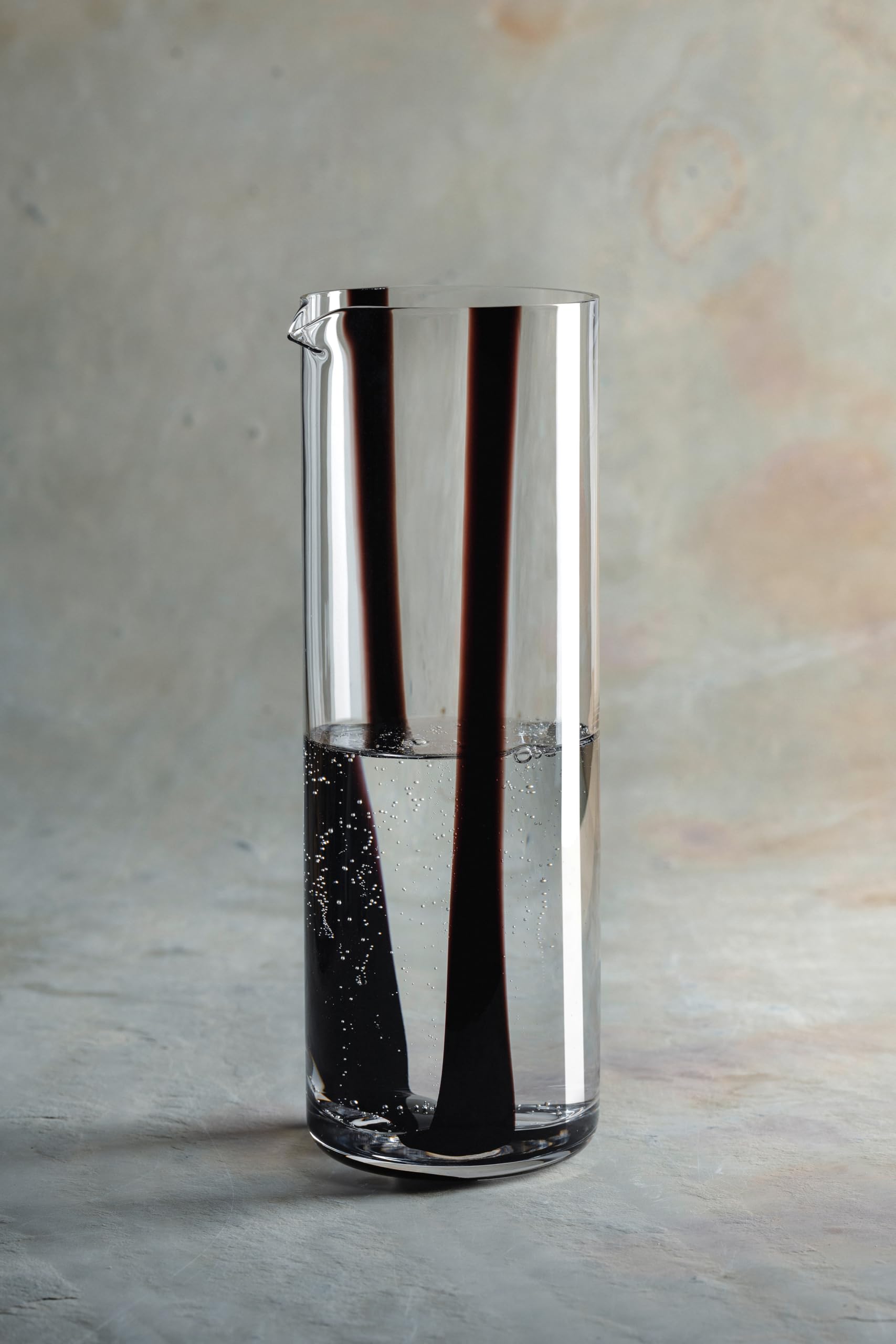 LEONARDO HOME BANDA NERA Jarra • 1 pieza • Jarra versátil • Cristal hecho a mano • Ideal para agua y zumo • Con boquilla • Elegante jarra de mesa • Diseño moderno • Altura 25 cm • Negro • 055292