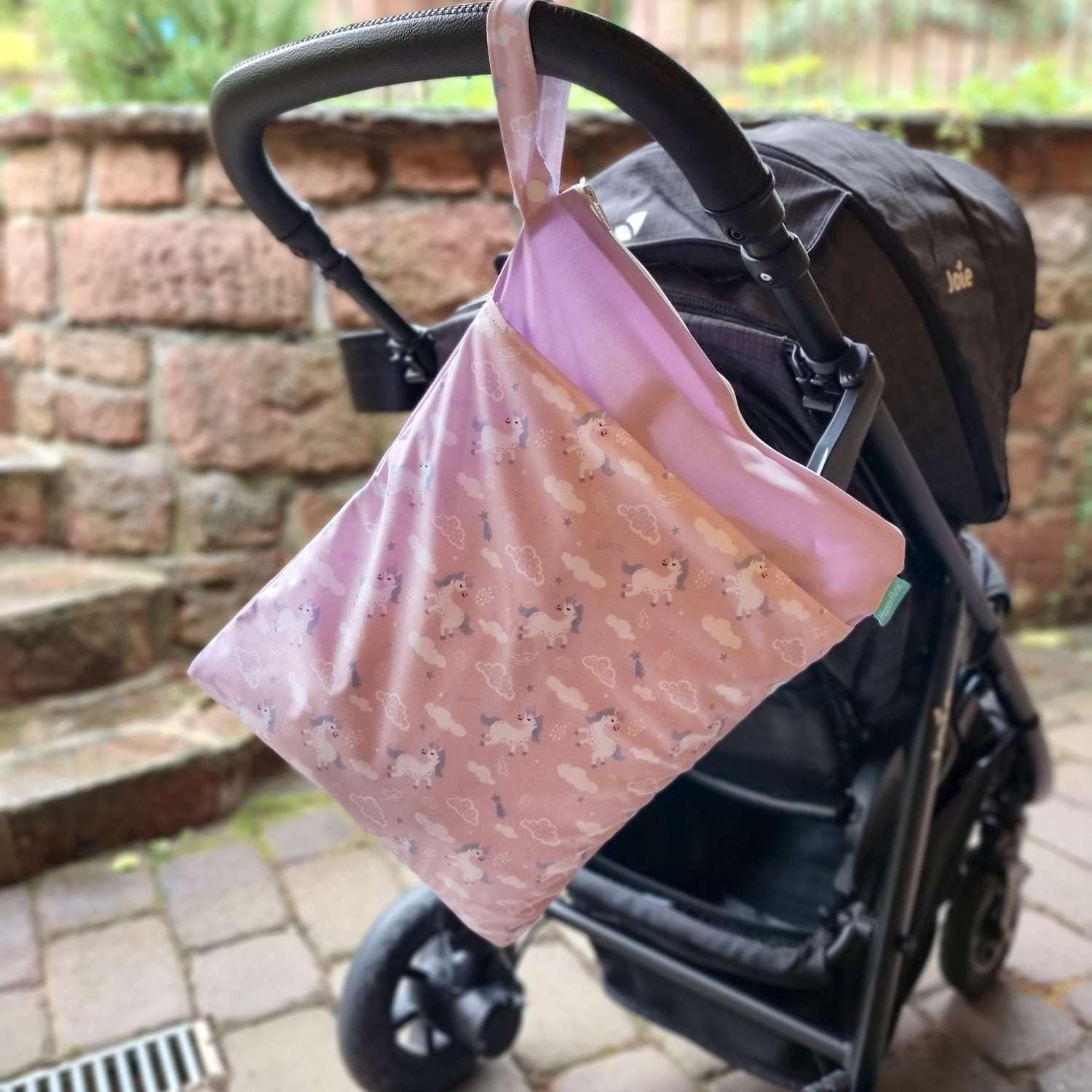 INTIRILIFE Wickeltasche wasserfester Beutel in Pink mit Einhörnern - 29 x 40 cm - Wiederverwendbare Nasstasche Windeltasche Wetbag mit Reißverschluss für Kleinkind Baby Reisen Sport