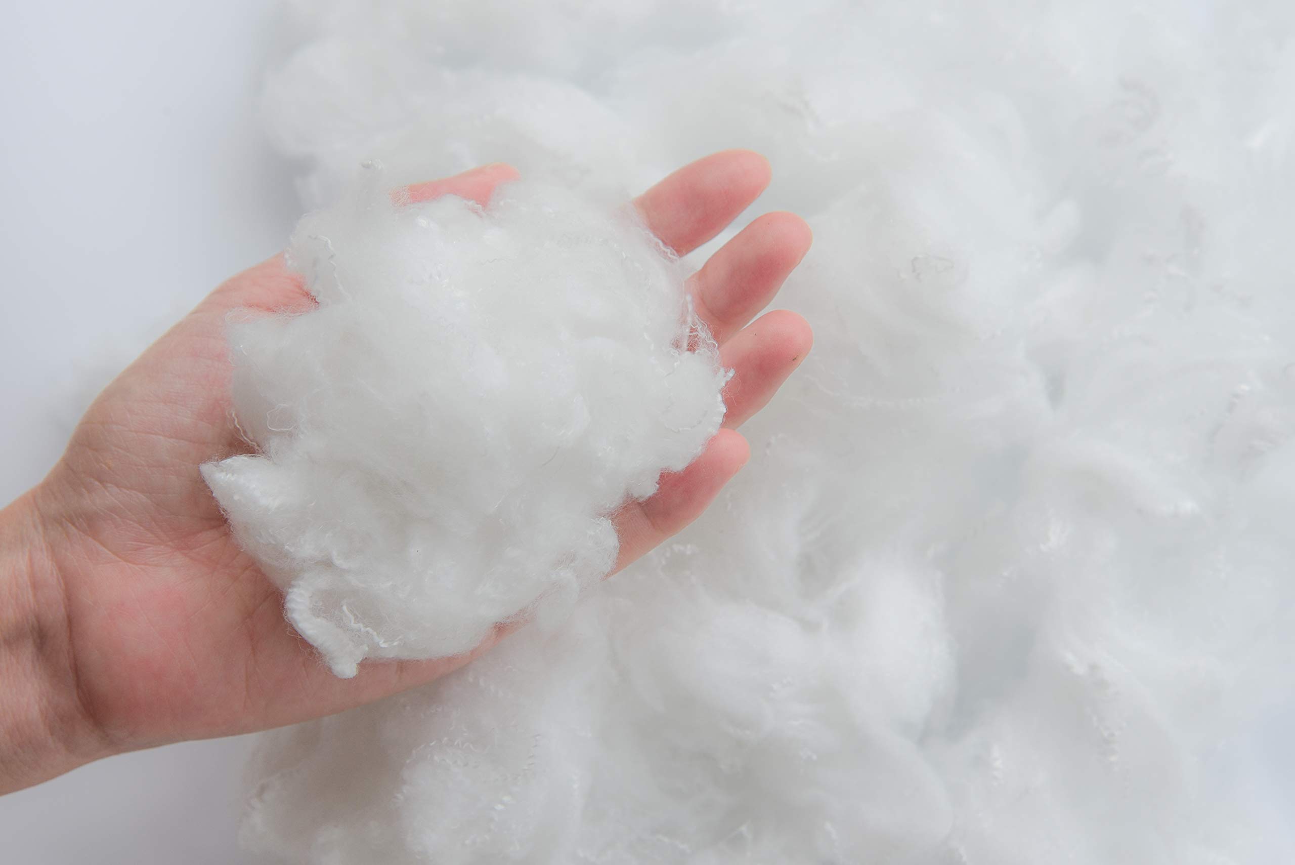 Imbottitura in morbido materiale riciclato, per giocattoli a maglia, cuscini e cuscini di riempimento, arte e artigianato. Realizzato nel Regno Unito da bottiglie di plastica riciclata. 350 g.