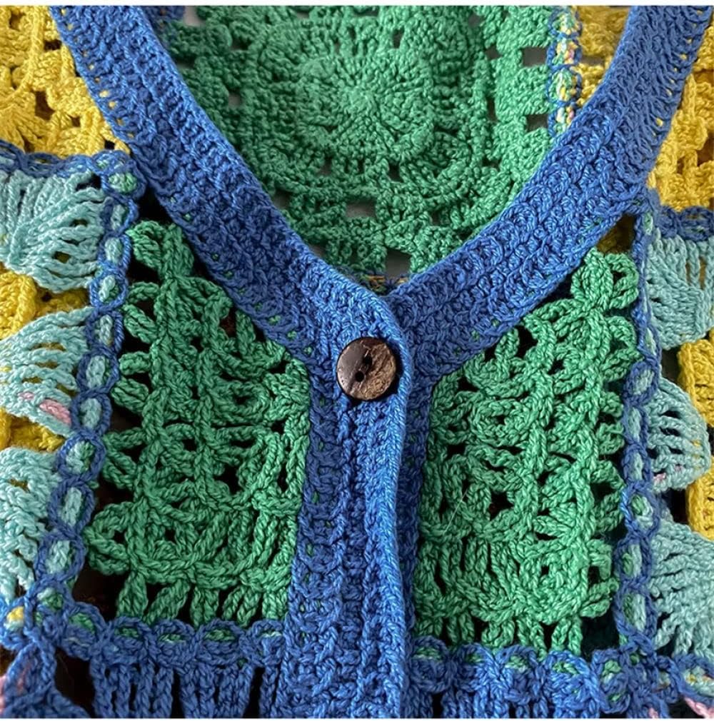 フローラル刺繍が施されたベストのディテール
