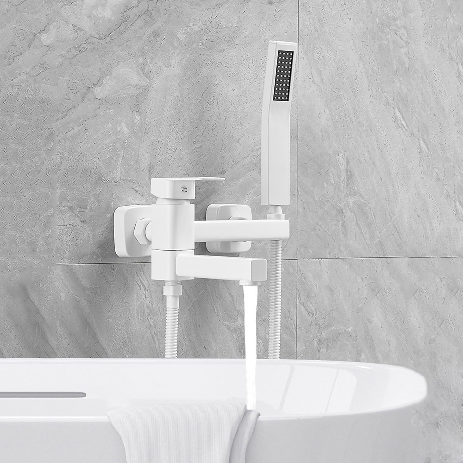 Robinet de baignoire cachée design avec douche cascade chic pour salle de bain