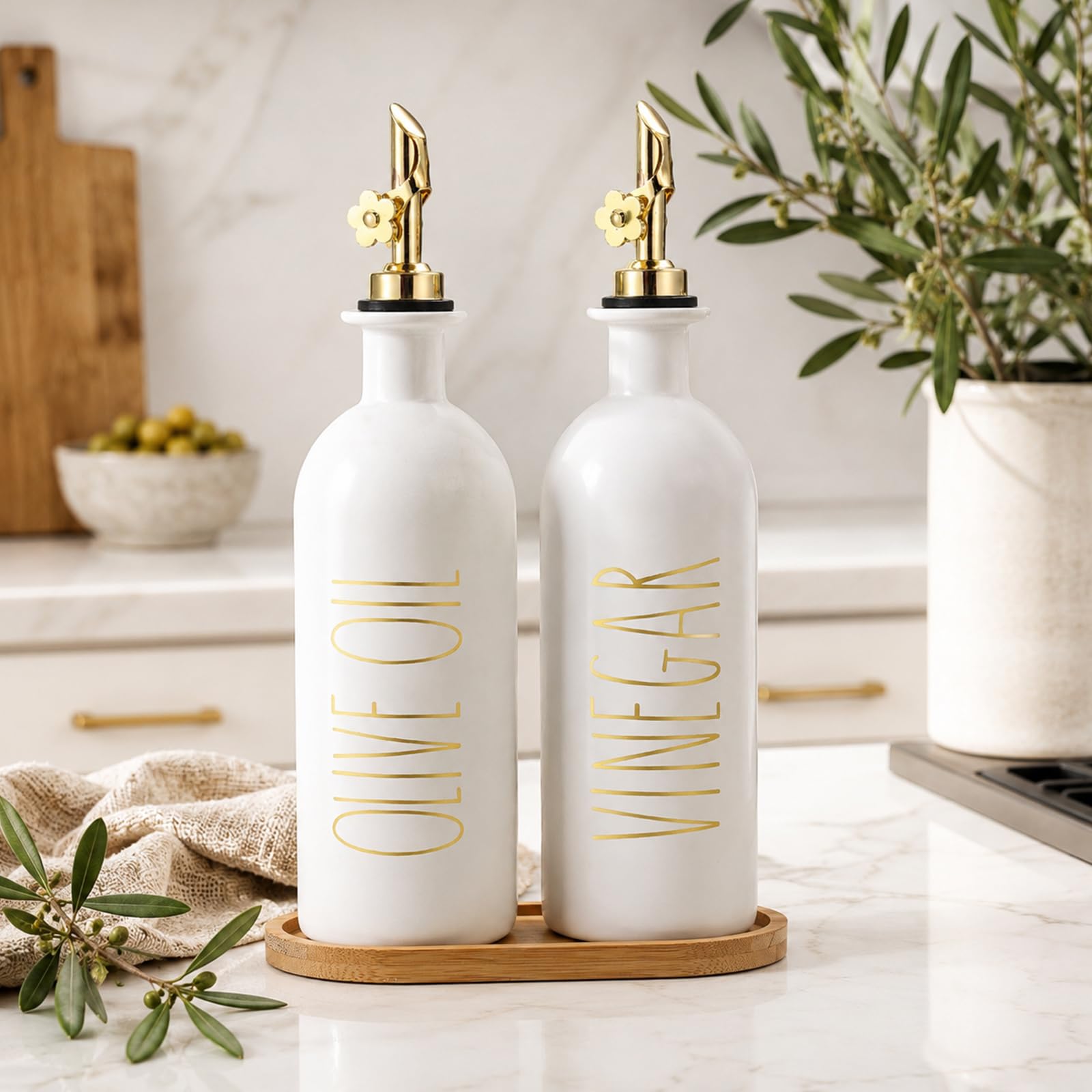 HOMCDALY Botellas dispensadoras de aceite de oliva de 16 onzas para cocina, juego dispensador de aceite y vinagre dorado, dispensador de aceite de vidrio para cocina con bandeja de bambú, juego de 2
