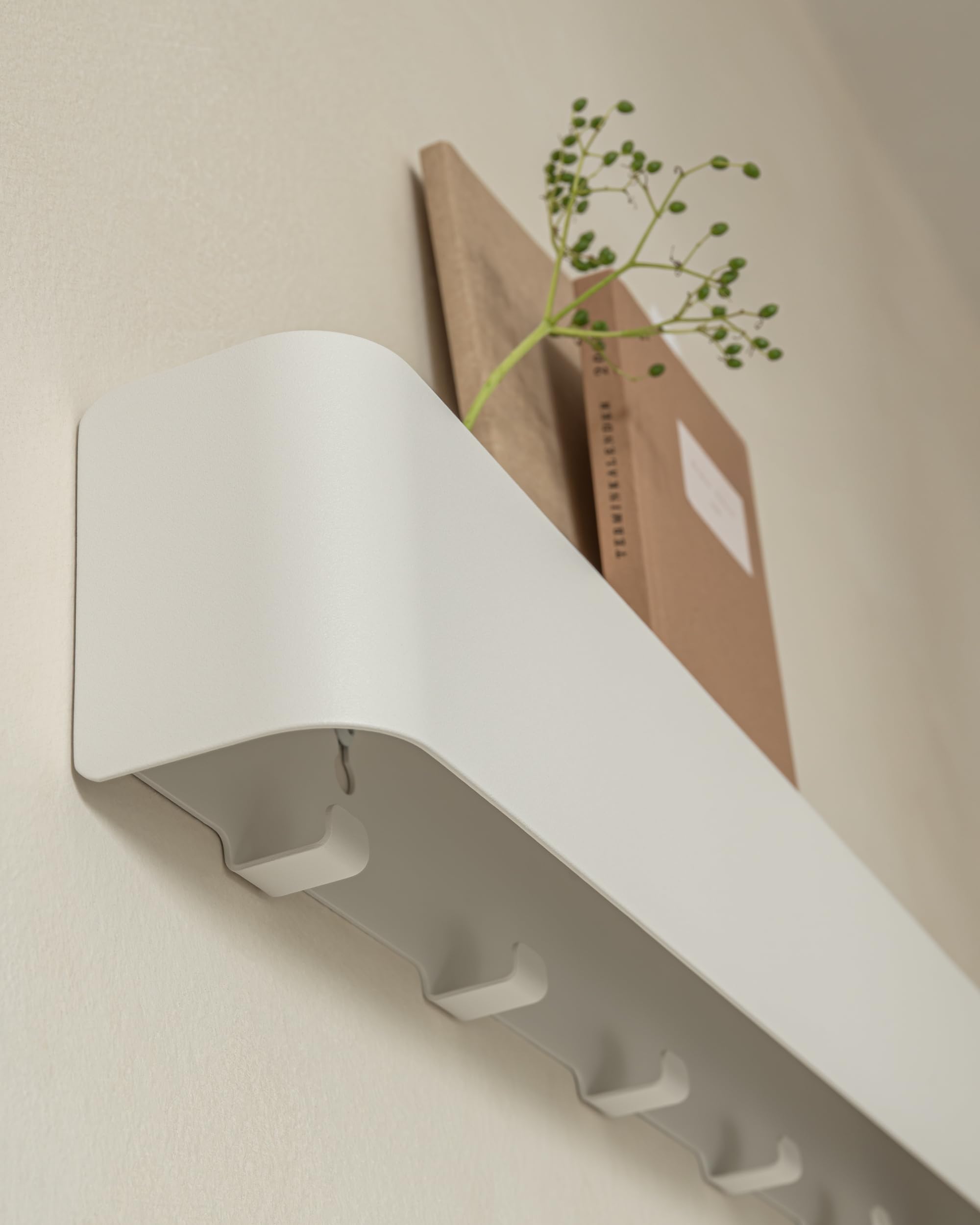 Kazai. Percheros de pared originales 'Tone' | Panel moderno con colgadores de ropa ocultos y estante | Percheros para entrada minimalista en metal | Perchero de montaje en pared | Blanco