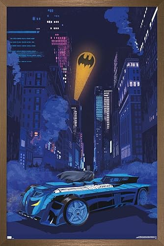 Trends International DC Comics - Póster de pared de Batman con señal de murciélago de horizonte, 22.37 x 34.00 pulgadas, versión enmarcada en bronce