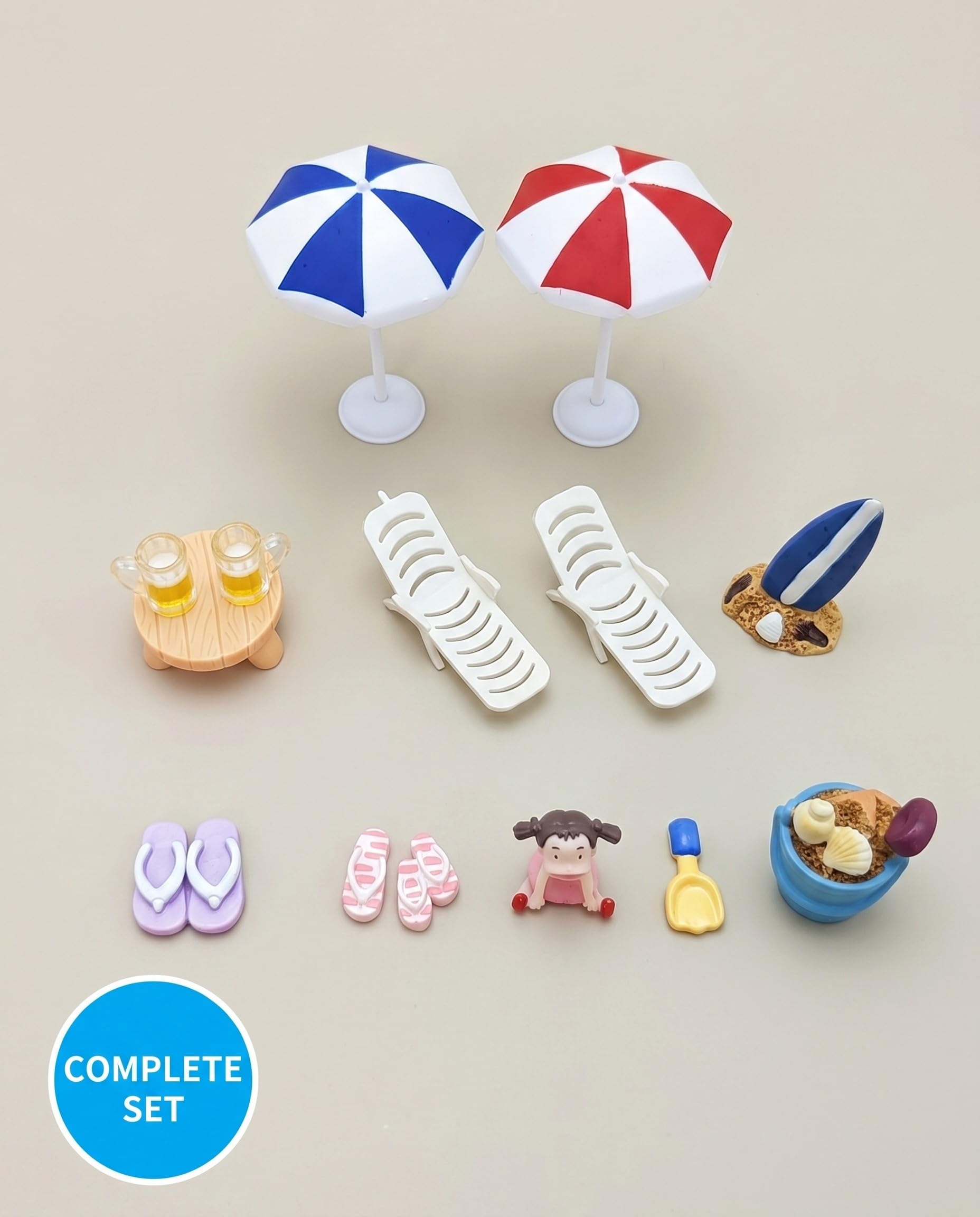 Miniatur Strand Deko Set 5-teilig inkl. Liegestühle, Sonnenschirm – Perfekt für Puppenhaus, Feengarten & Micro Landschaft. Schafft lebensechte Urlaubsatmosphäre.