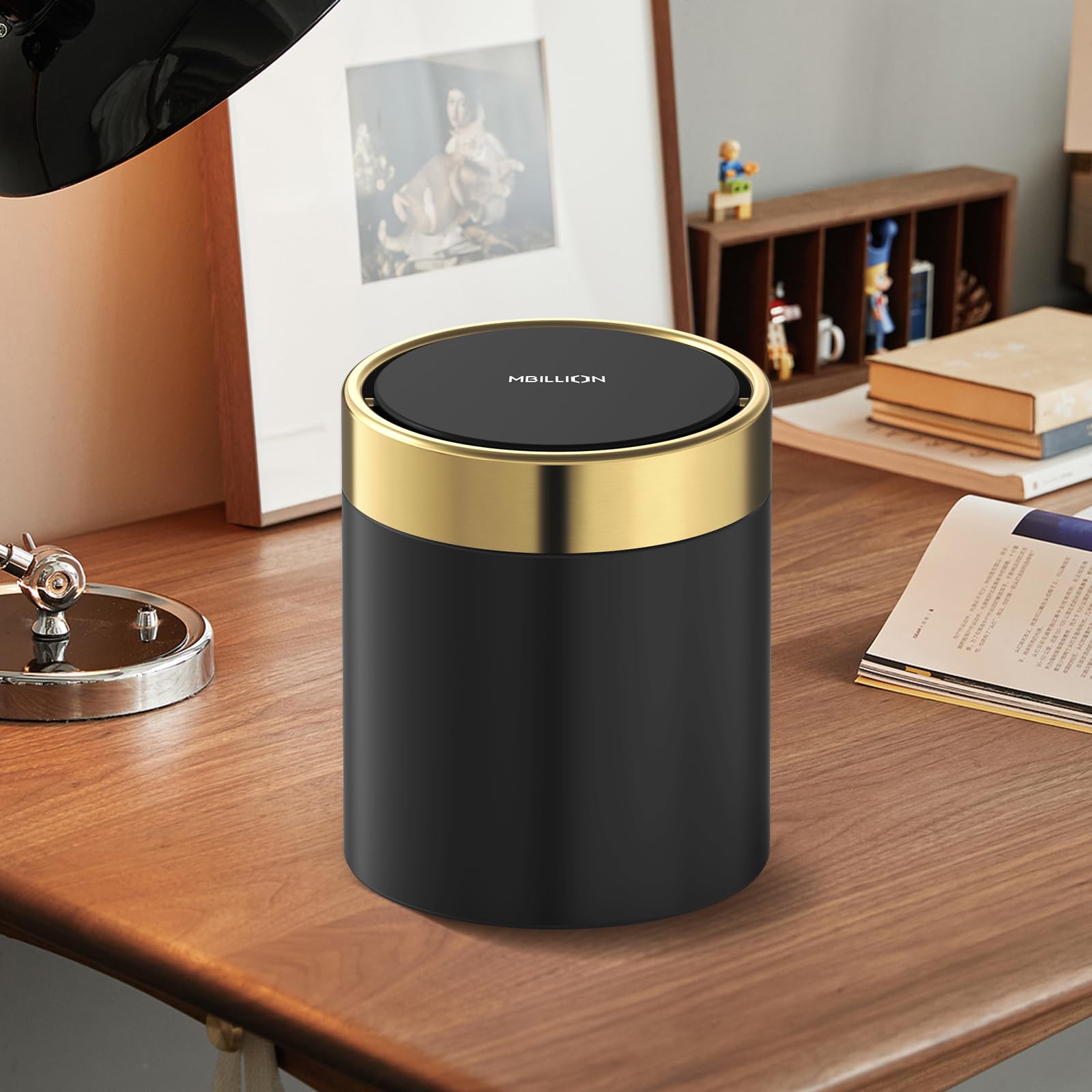 Mbillion Mini basurero con tapa, cubo de basura pequeño de escritorio, cubo de basura de metal lindo para uso en encimera de mesa, dormitorio, tapa abatible abierta