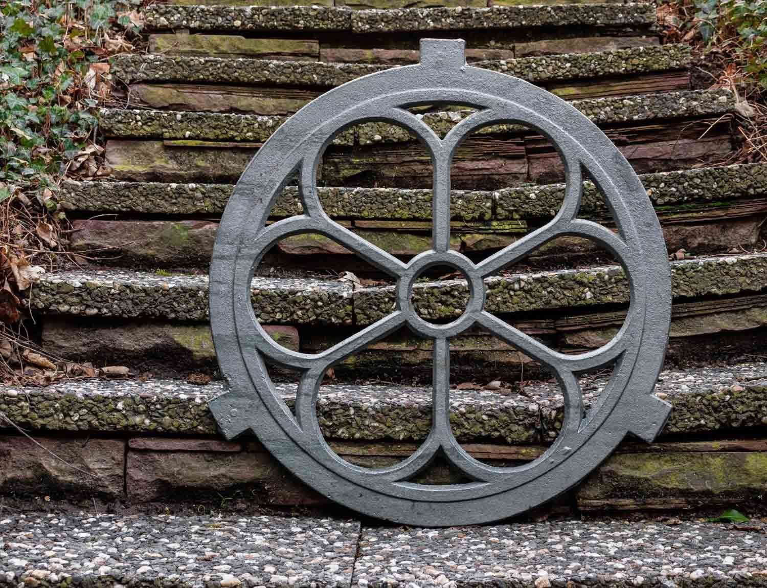 Revêtement de bardeaux de bois patiné et fer forgé rouille metal gate
