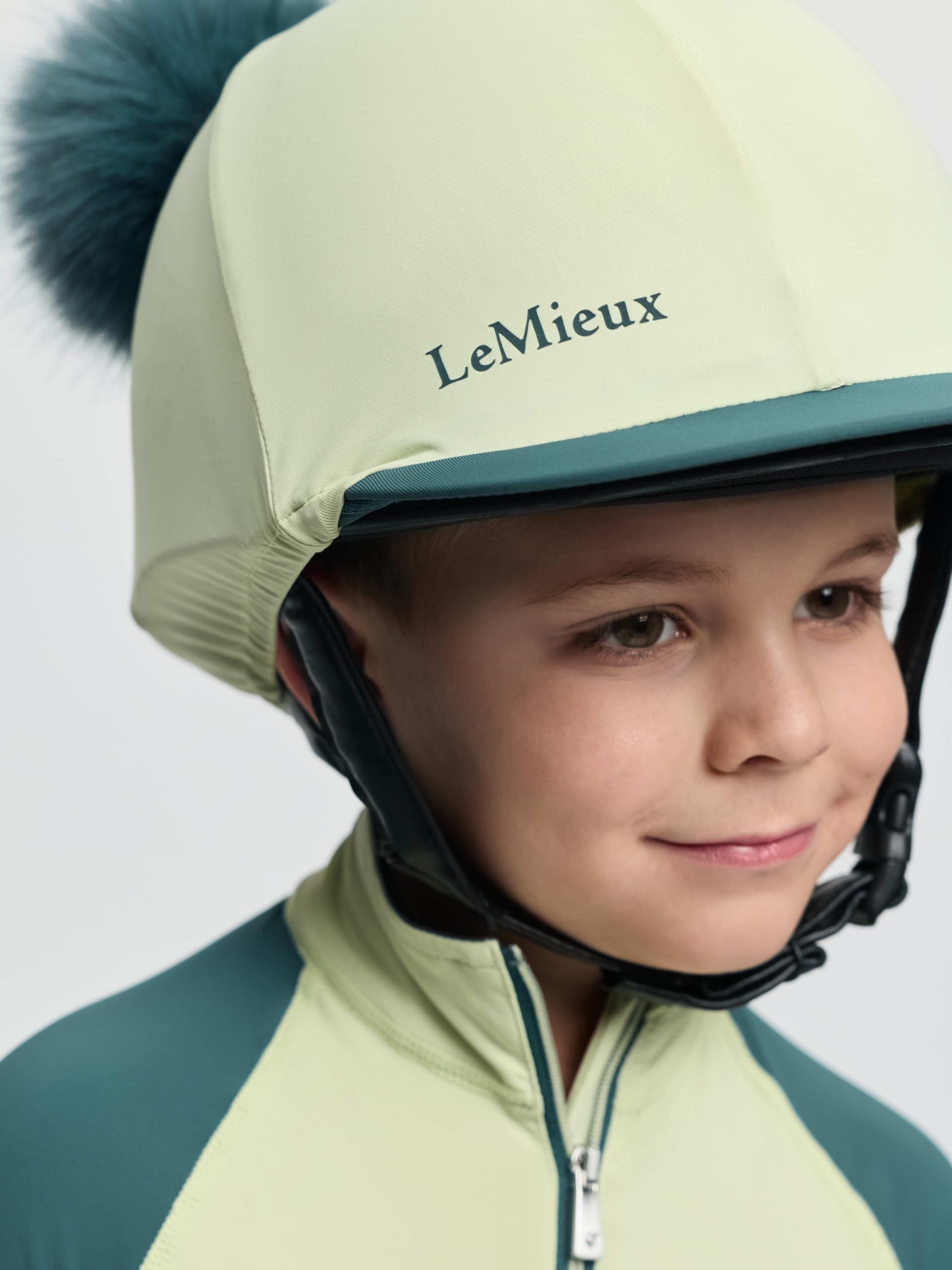 LeMieux Mini-Doppel-Bommelmütze, Seide, abnehmbare Pompons